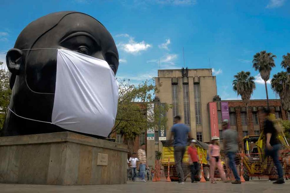 Las gordas de Botero se pusieron tapabocas por contaminación del aire en Medellín