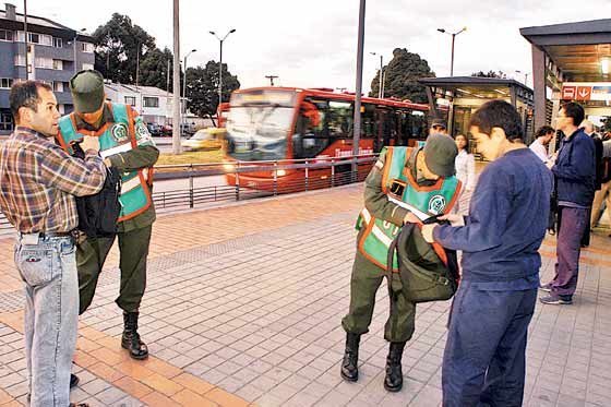 Piden al Distrito reglamentar libre acceso de policías a TransMilenio y SITP