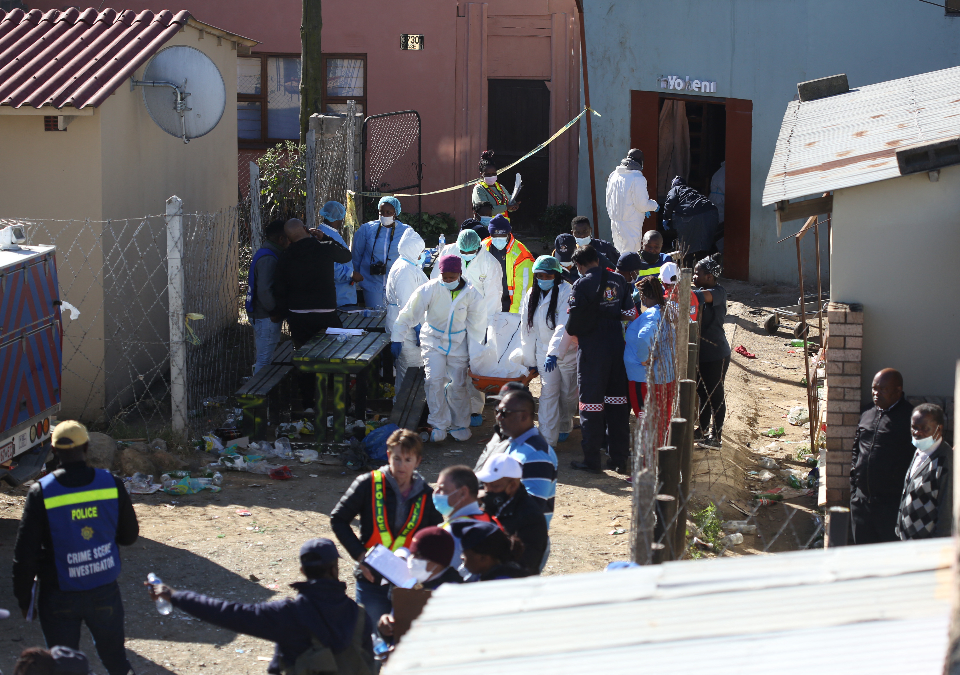 Encuentran a al menos 20 jóvenes muertos en un bar de Sudáfrica