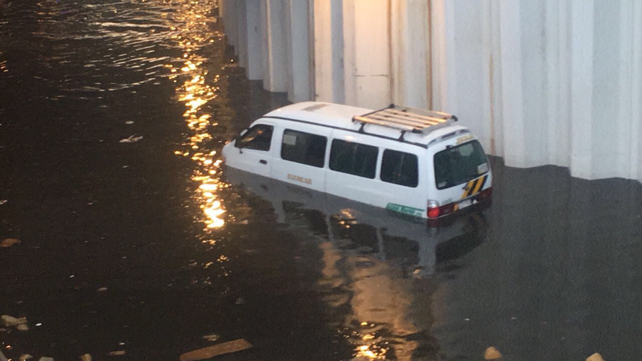 Por segunda vez en el año se inundó el deprimido de la calle 94, en el norte de Bogotá