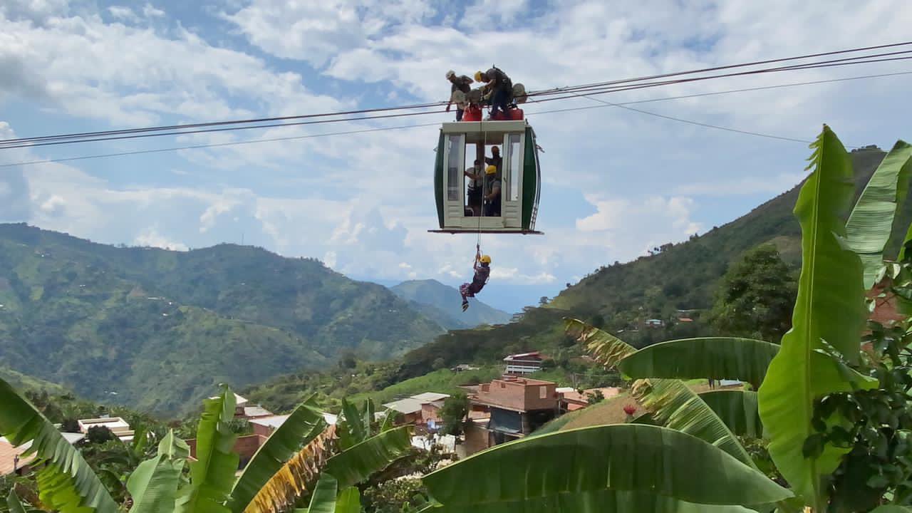 Cinco personas quedaron atrapadas tras falla del cable aéreo en zona rural de Medellín