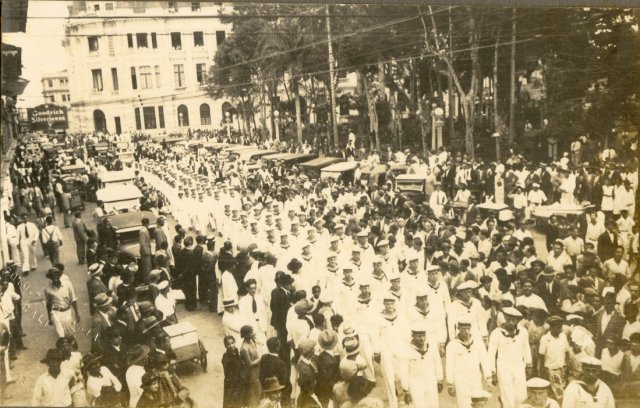 Durante los cinco días que duró la visita de los marinos nazis a Cali, las autoridades de la época se despacharon en atenciones con los extranjeros. “Banderas de Colombia y Alemania se izaban en todas las casas y almacenes de los barrios conocidos popularmente como: El Empedrado y El Vallano (…) la colonia alemana invitó a una gran fiesta el miércoles 13 en las instalaciones de la cervecería alemana Los Andes, del barrio Granada (hoy parte trasera del CAM), a la que asistieron 400 invitados y consumieron mil litros de cerveza negra”.