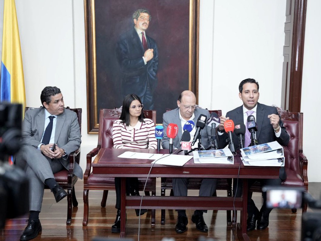 Jaime Luis Lacouture, secretario de la Cámara; Angie Rodríguez, directora del Dapre; Germán Ávila, ministro de Hacienda, y Julián López, presidente de la Cámara, en la radicación del presupuesto.