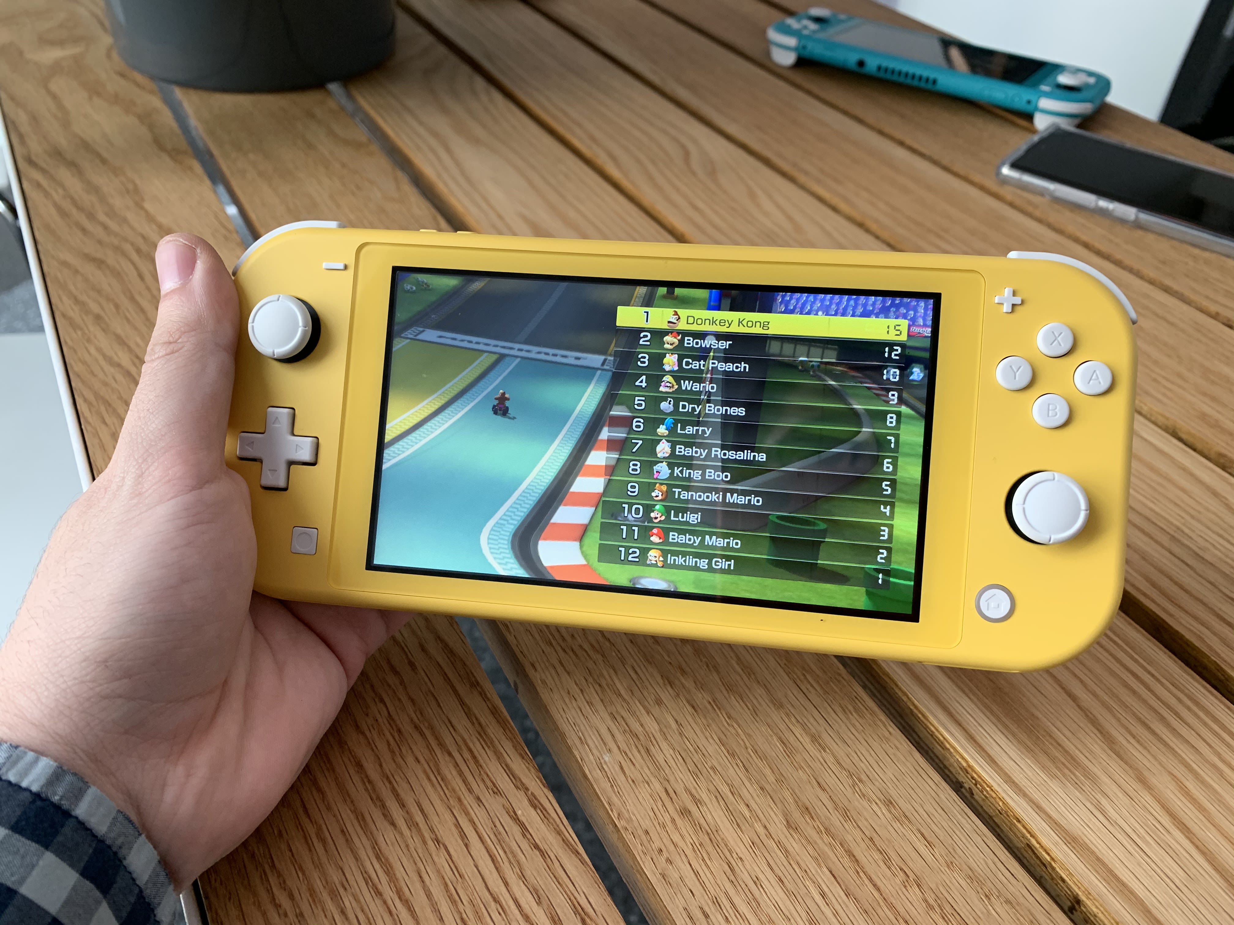 La versión Lite de la Nintendo Switch se vende en tres colores: amarillo, gris y turquesa. Sin embargo, existen diseños de edición limitada.
