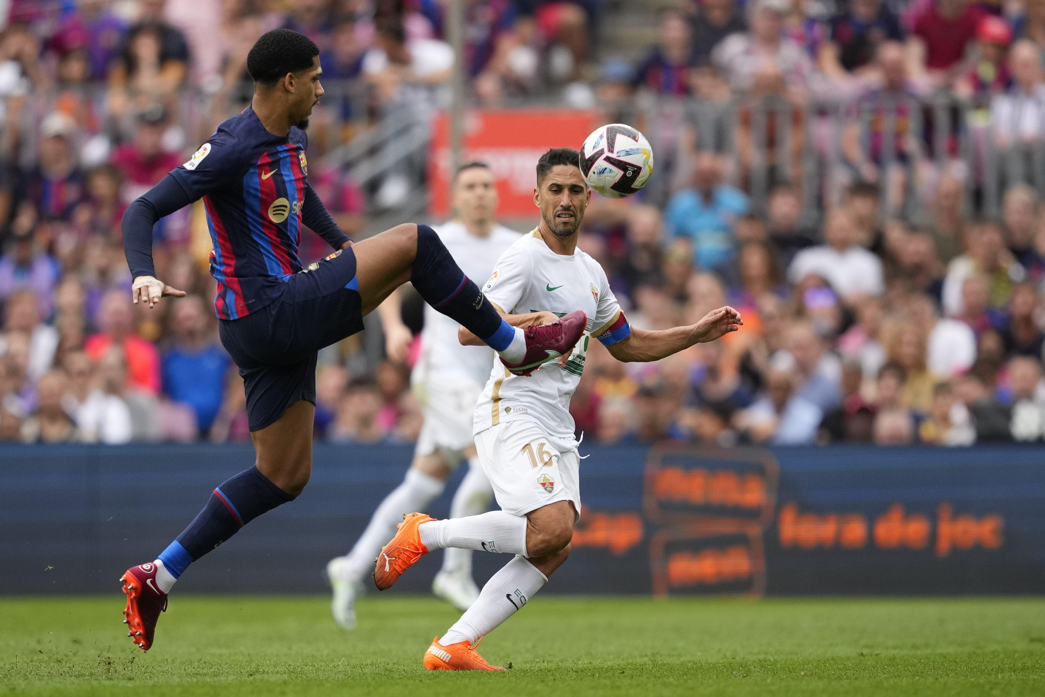 El uruguayo Ronald Araújo decidió operarse a menos de dos meses para el Mundial