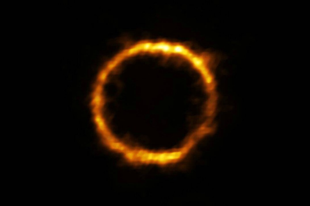 Este círculo de luz es la galaxia más lejana similar a la Vía Láctea