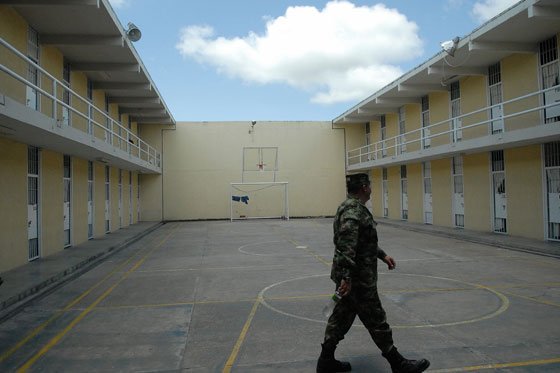 Arranca traslado de uniformados de cárceles ordinarias a guarniciones militares