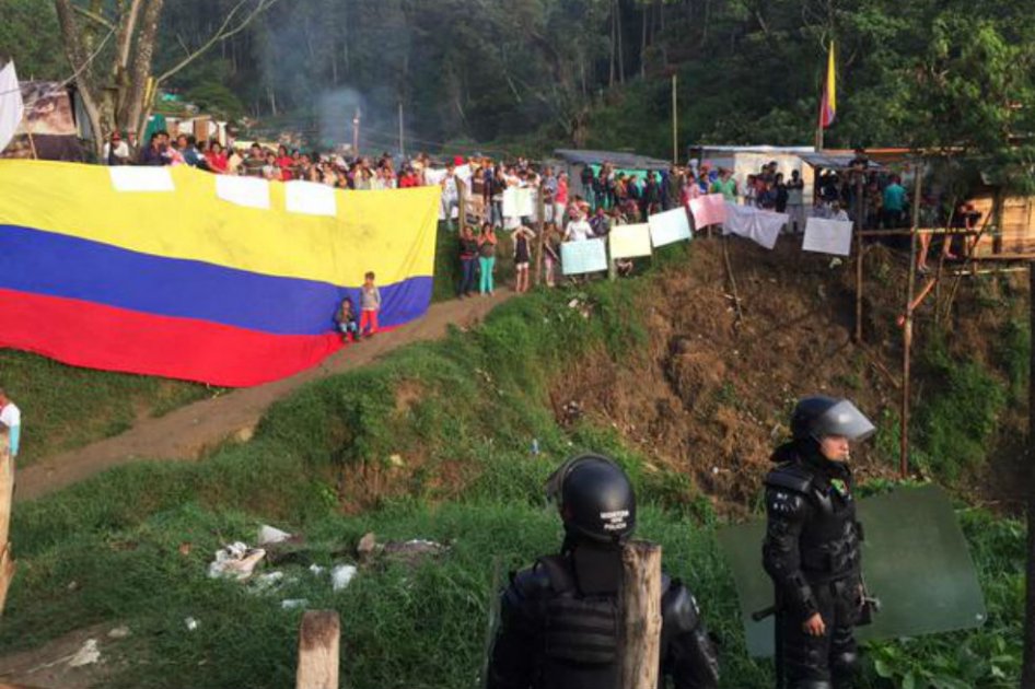 Desalojan a 300 familias de invasión en Medellín
