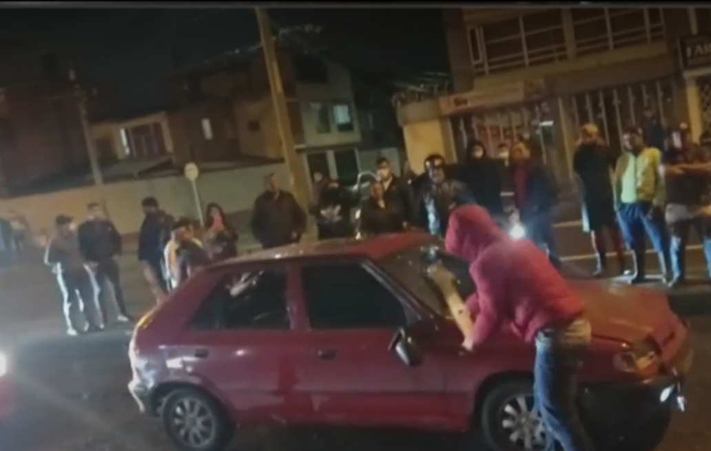 Justicia por mano propia: comunidad destruyó carro en que huían supuestos ladrones