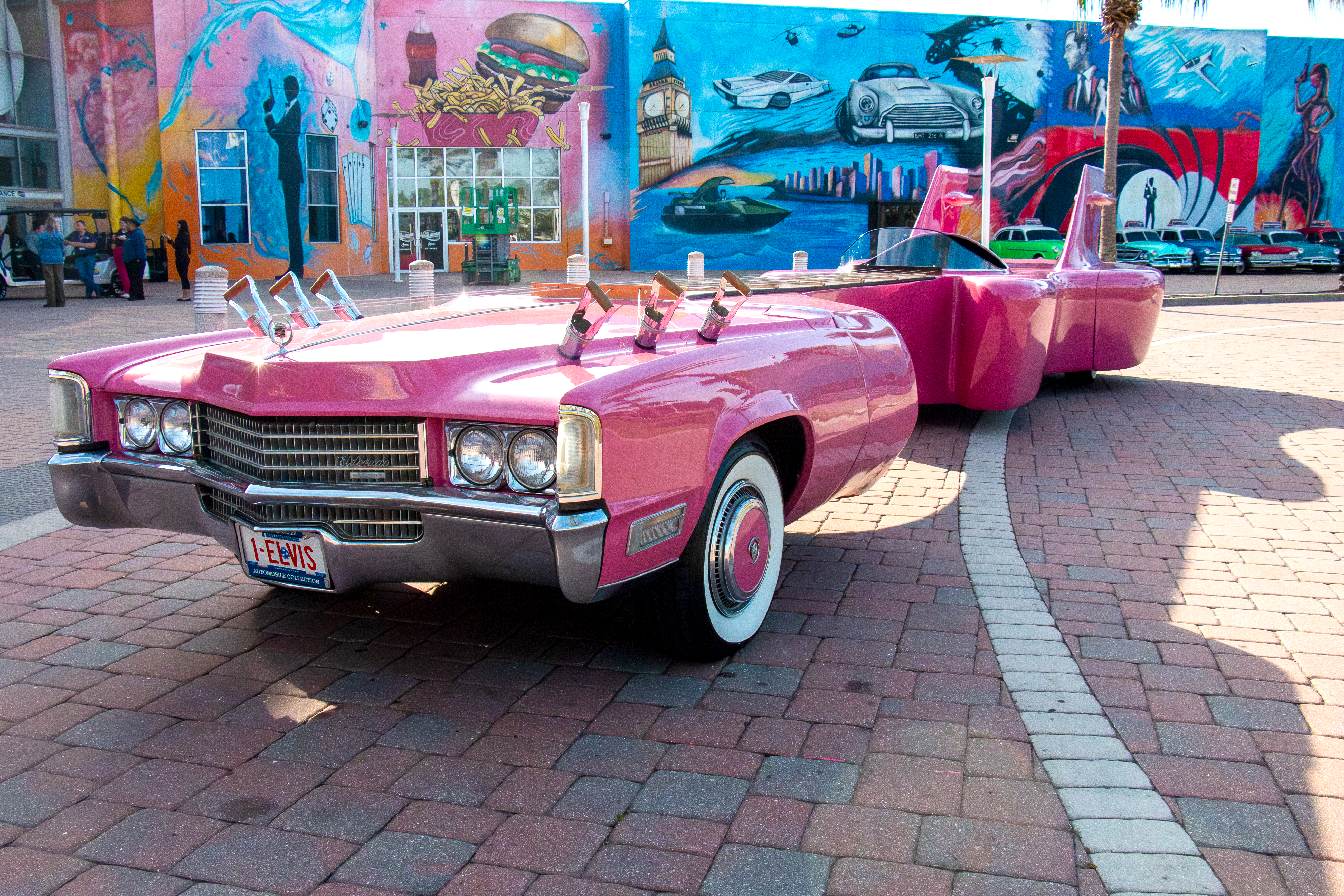 Fotografía cedida por Dezerland Park que muestra un vehículo Cadillac de color rosado en forma de guitarra, del cantante de rock Elvis Presley, exhibido este jueves en el Dezerland Park, el Museo del Auto de Orlando, en Florida (EE.UU.).
