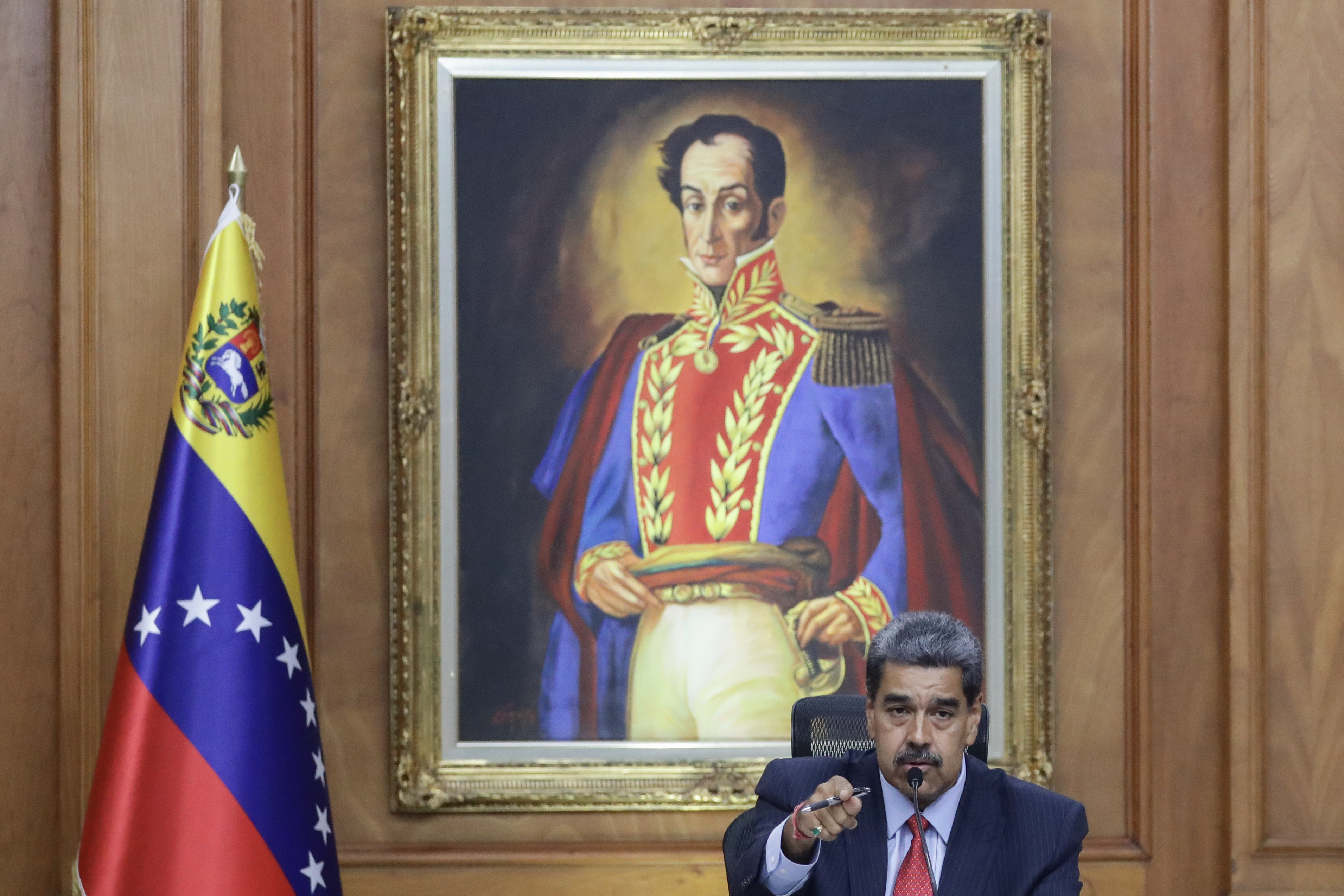 AME6906. CARACAS (VENEZUELA), 31/07/2024.- El presidente de Venezuela, Nicolás Maduro, habla durante una rueda de prensa este miércoles, en el Palacio de Miraflores en Caracas (Venezuela). Maduro vinculó a Héctor Guerrero Flores -alias 'Niño Guerrero'-, líder de la banda criminal transnacional 'Tren de Aragua', con las protestas desatadas en las últimas horas en contra del resultado electoral del domingo entregado por el Consejo Nacional Electoral (CNE), que lo ratificó como mandatario reelecto. EFE/ Ronald Peña R.