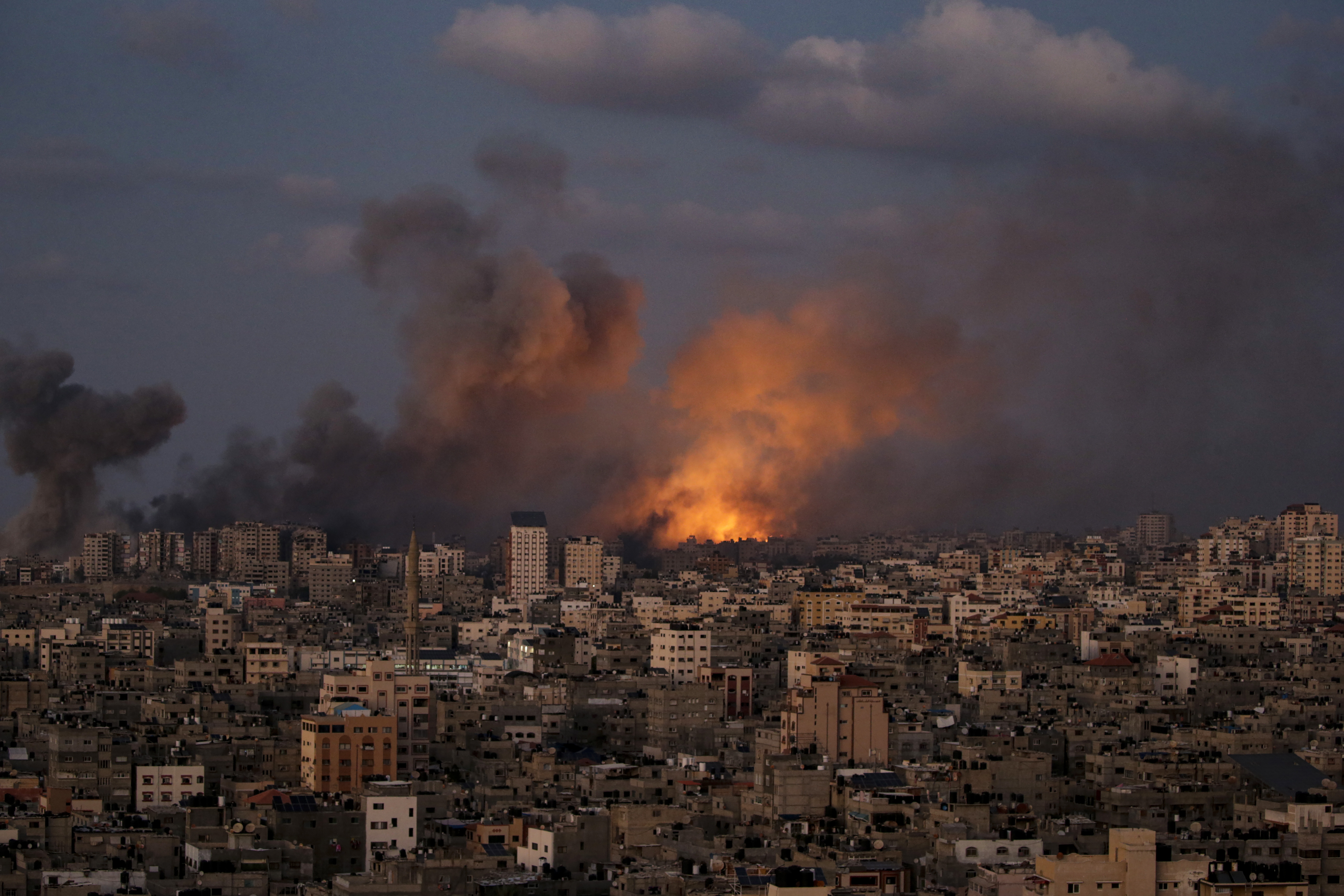 Gaza (---), 12/10/2023.- Smoke rises following an Israeli air strike in northern Gaza City, 12 October 2023. More than 1,400 Palestinians have been killed and over 6,000 others injured, according to the Palestinian Ministry of Health, after Israel started bombing the Palestinian enclave in response to attacks carried out by the Islamist movement Hamas on Israel from the Gaza Strip on 07 October. More than 4,000 people, including 1,500 militants from Hamas, have been killed and thousands injured in Gaza and Israel since 07 October, according to Israeli military sources and Palestinian officials. EFE/EPA/MOHAMMED SABER