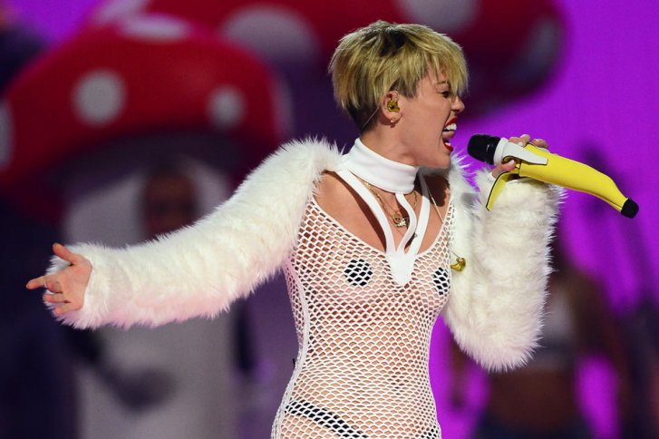 Miley Cyrus reconoce que sufrió acoso escolar por tener acné