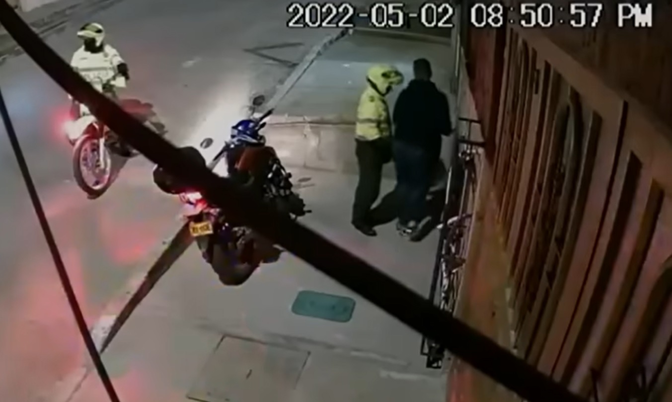 Sí hubo policías involucrados en robo a comerciante en Bogotá: general Camacho