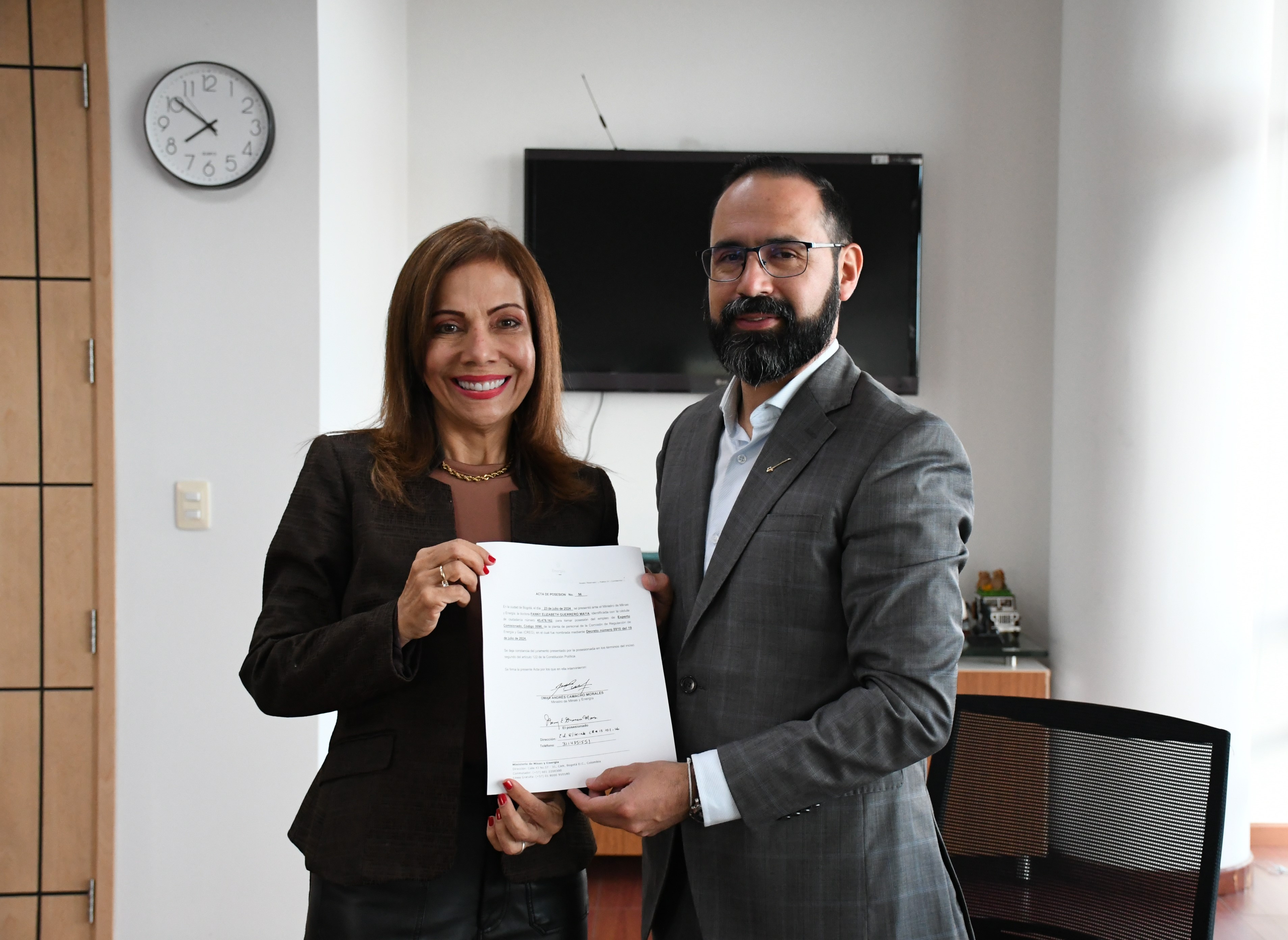 Fanny Elizabeth Guerrero, nueva comisionada experta de la CREG, y el ministro de Minas y Energía, Omar Andrés Camacho.