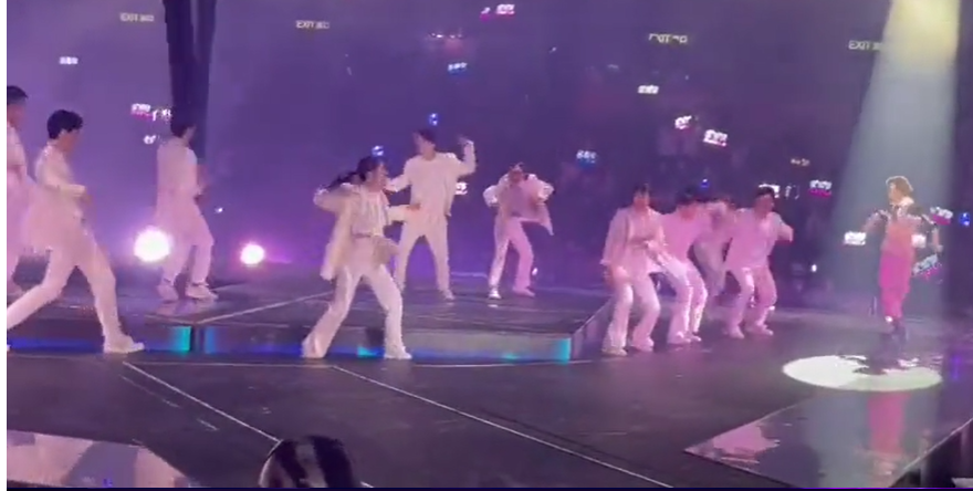Pantalla cayó sobre bailarín durante concierto de la banda ‘Mirror’ en Hong Kong