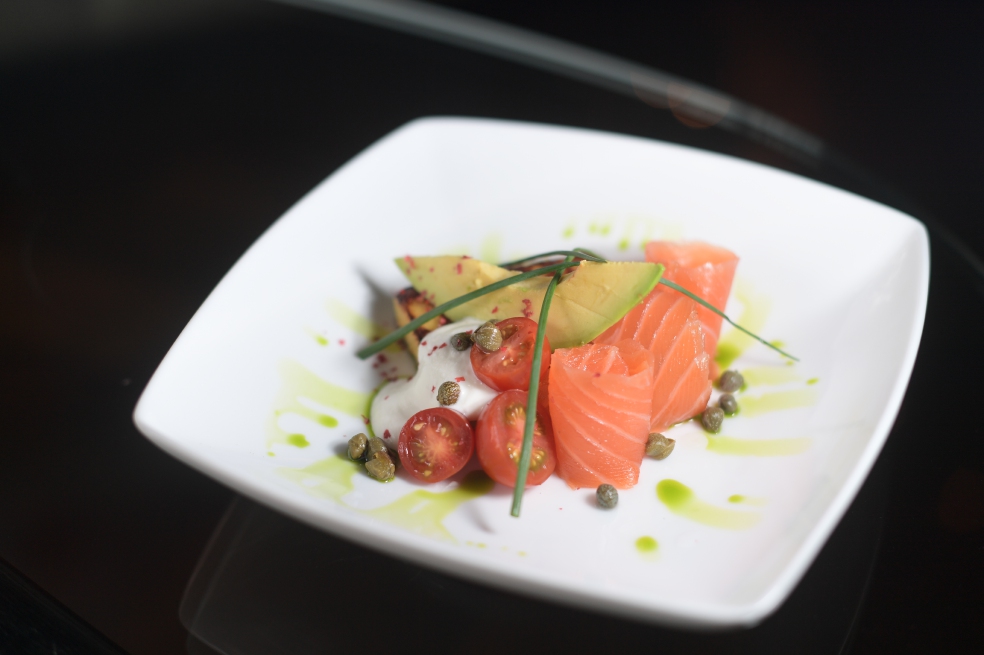 Cómo preparar blinis de envuelto de mazorca, trucha curada y aguacate