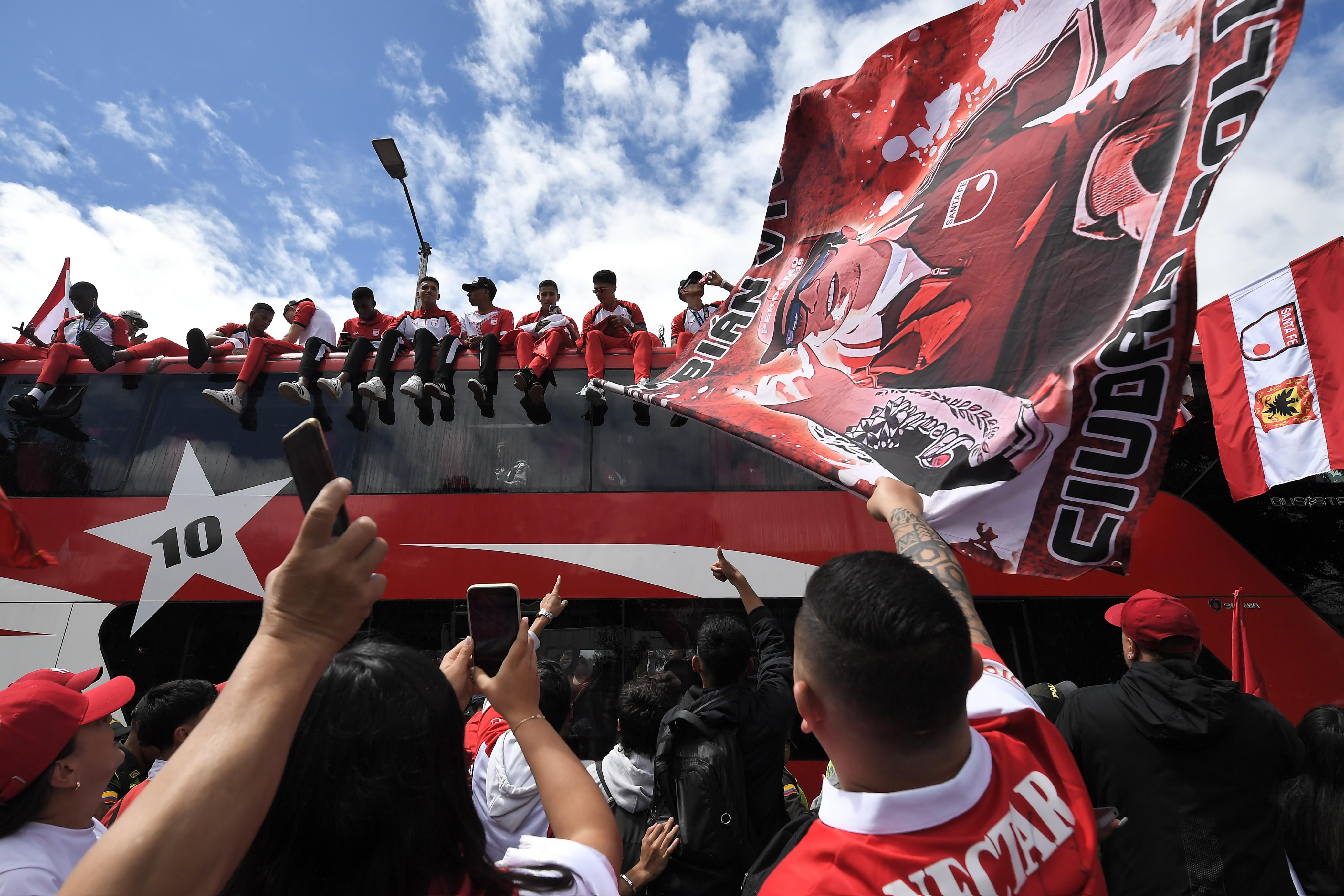 Las calles de Bogotá se desbordaron para festejar el título de Independiente Santa Fe, que le ganó el domingo al DIM y celebró el décimo título de su historia. Así fue la fiesta de la caravana.