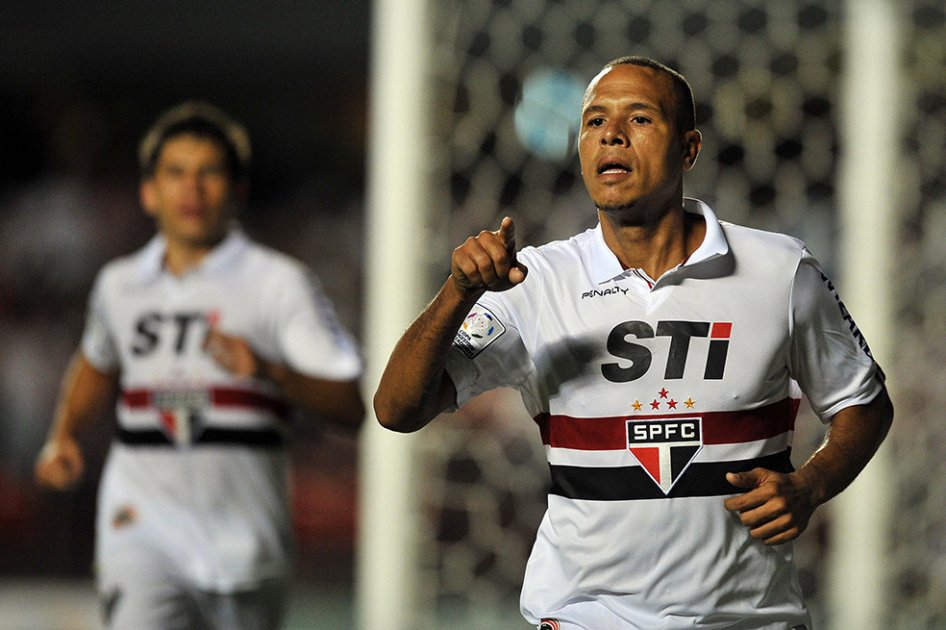El jugador de Sao Paulo Luis Fabiano celebra una anotación ante The Strongest.