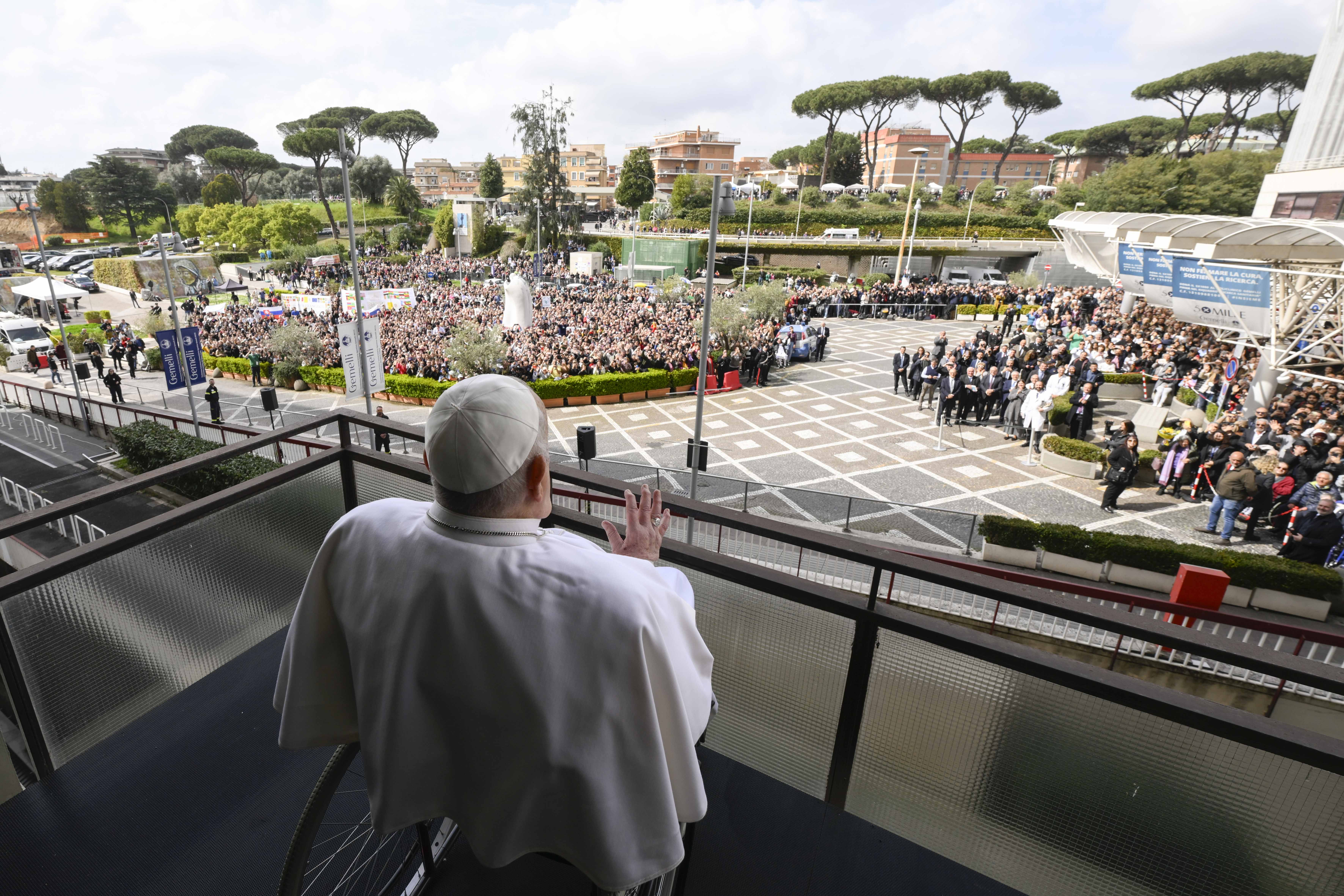 ROMA, 23/03/2025.- El papa Francisco ha abandonado este domingo el Policlínico Gemelli de Roma, donde ha permanecido 38 días ingresado por una grave infección respiratoria, poco después de reaparecer en público desde una ventana del hospital, desde la que agradeció el apoyo de la multitud que esperaba para verle. Francisco, que también hoy, en el texto del Ángelus que se difundió por escrito por sexto domingo consecutivo, se mostró "entristecido" por los bombardeos israelíes en Gaza y pidió "un alto el fuego definitivo", dejó el hospital en dirección a su residencia en el Vaticano, pero, por sorpresa, cambió de rumbo cuando estaba llegando. EFE/ Francesco Sforza/Dicasterio para la Comunicación de la Santa Sede - SOLO USO EDITORIAL/SOLO DISPONIBLE PARA ILUSTRAR LA NOTICIA QUE ACOMPAÑA (CRÉDITO OBLIGATORIO) -