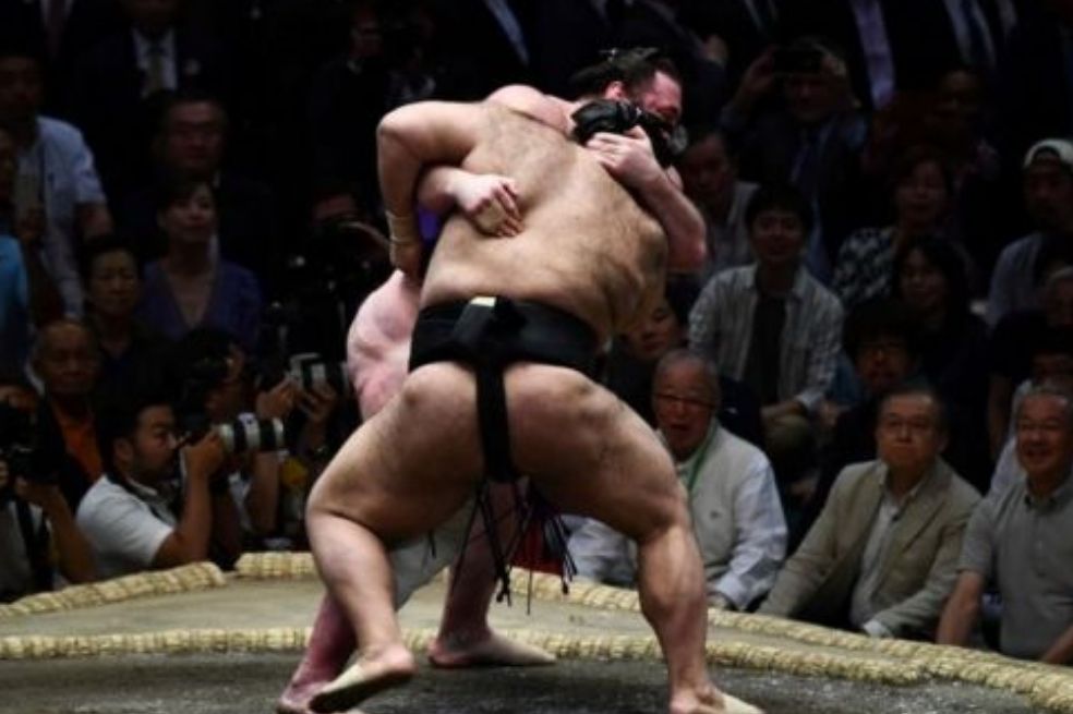 La muerte de un luchador de sumo, después de una pelea, que estremece a Japón