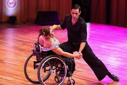 La argentina que baila tango en silla de ruedas