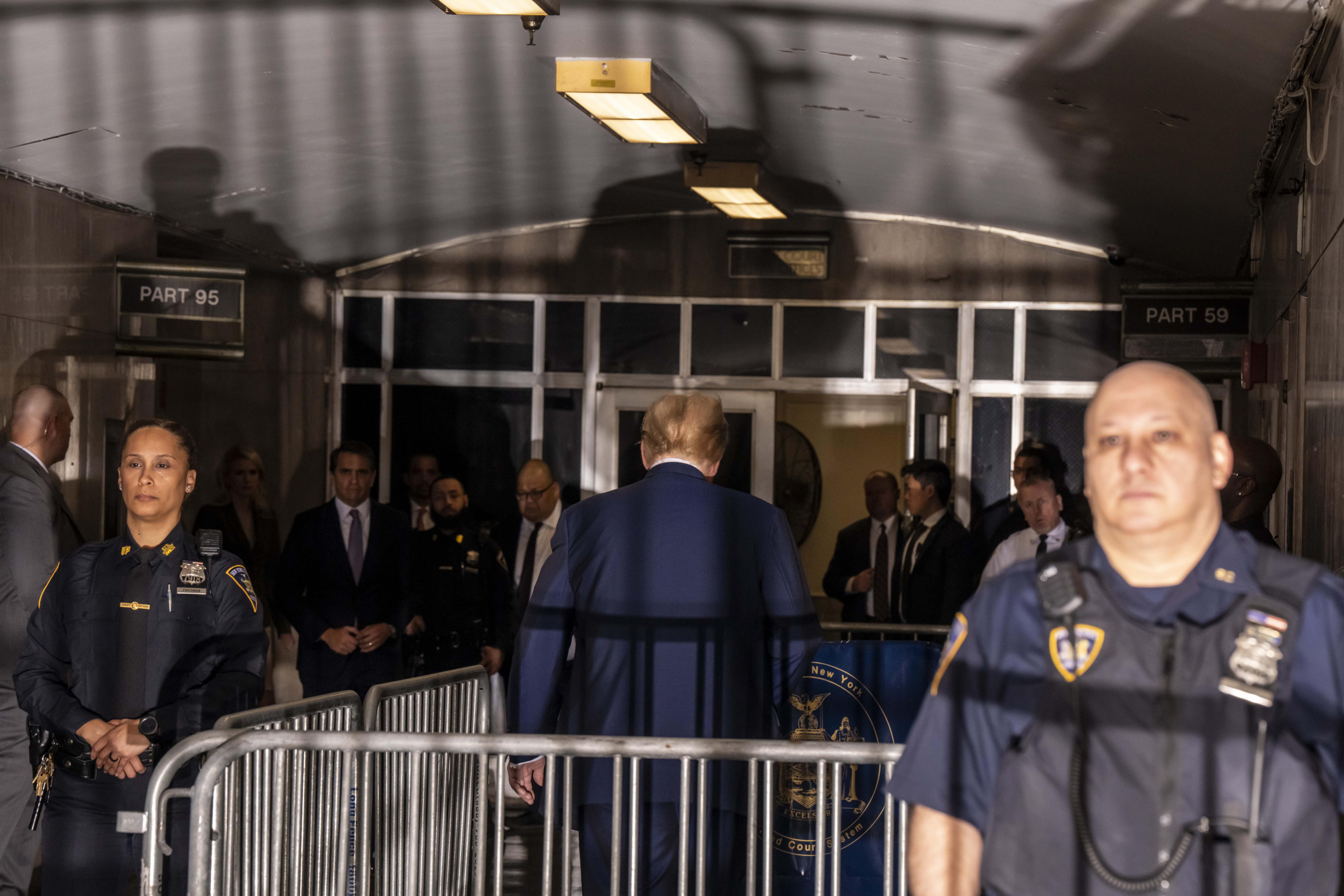 Juicio de Trump: un hombre se prende fuego afuera del tribunal en Nueva York