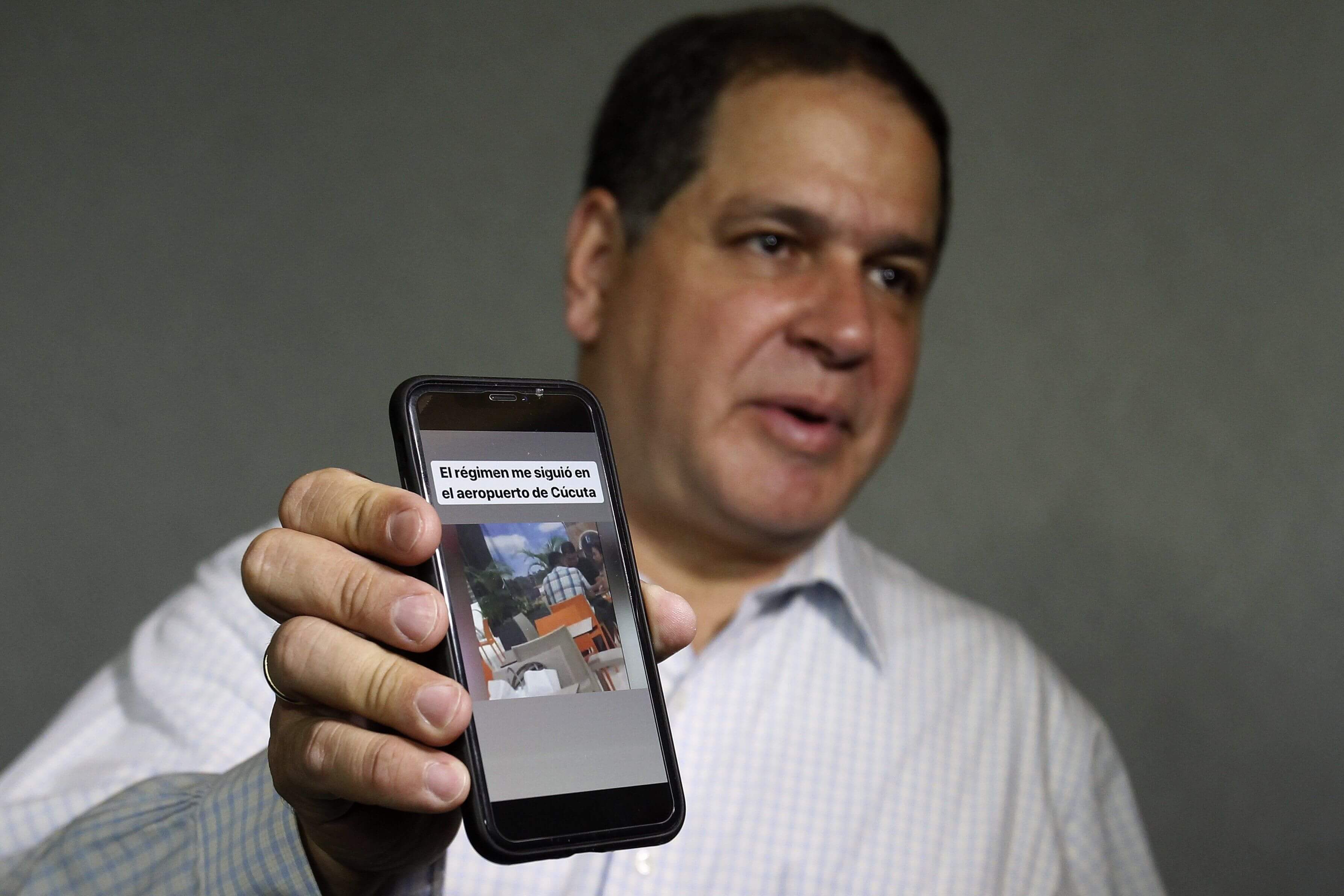 El diputado venezolano Luis Florido muestra fotos que le tomaron al salir de Venezuela durante una rueda de prensa este sábado una rueda de prensa en Medellín. El político informó este viernes a través de sus redes sociales que huyó a Colombia debido a la posibilidad de ser encarcelado en su país luego de que el Ejecutivo y el Tribunal Supremo de Justicia (TSJ) lo acusaran de rebelión, conspiración y traición a la patria. / Luis Eduardo Noriega A. - EFE
