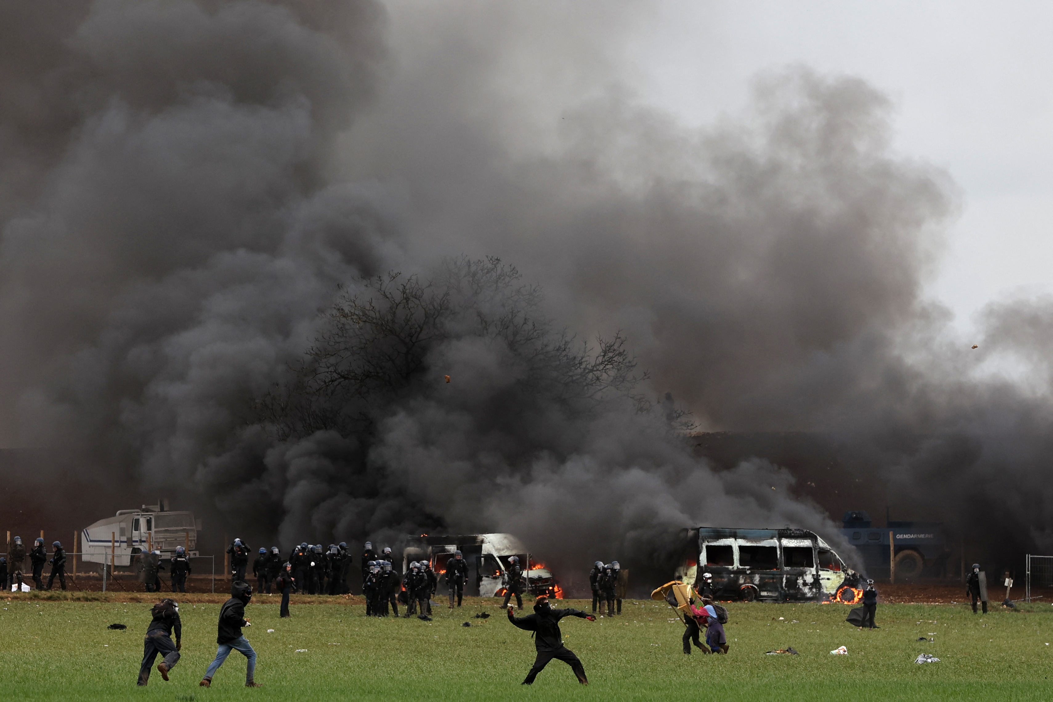 Tras una protesta en Francia, un manifestante está en peligro de muerte