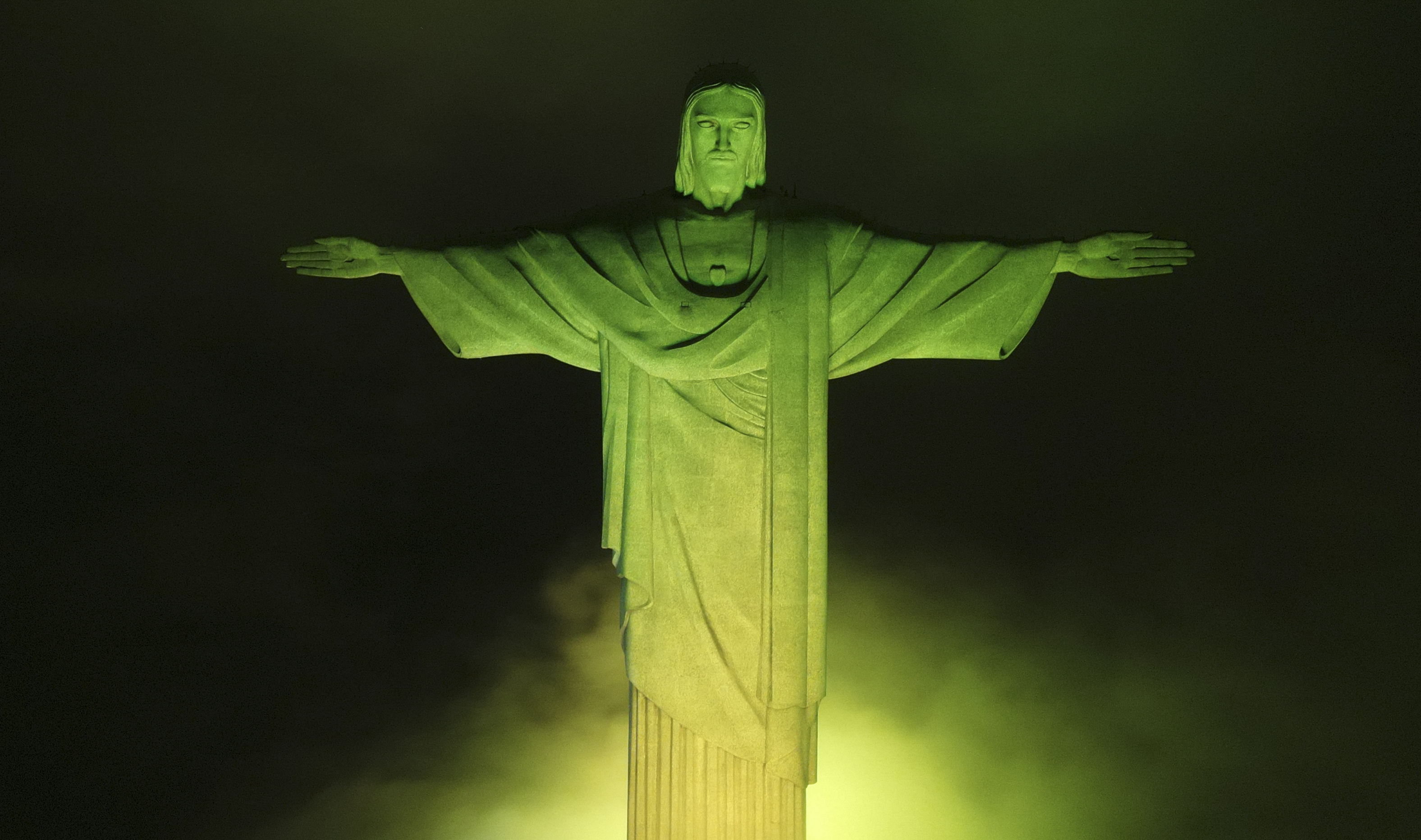 -FOTODELDÍA- AME3196. RÍO DE JANEIRO (BRASIL), 29/12/2022.- Fotografía aérea del Cristo Redentor iluminado con los colores de la bandera nacional en tributo a Pelé hoy, en Río de Janeiro (Brasil). El brasileño Edson Arantes do Nascimento 'Pelé', considerado por muchos el mejor futbolista de todos los tiempos, murió este jueves a los 82 años, debido a las complicaciones del cáncer que padecía. EFE/ Antonio Lacerda