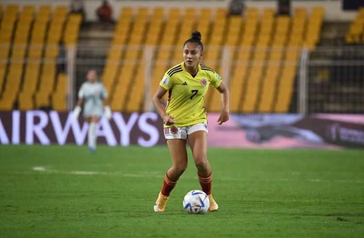 Laura Daniela Garavito: Nació el 5 de abril de 2005 en Bogotá. Juega como centrocampista y su equipo actual es Independiente Santa Fe. Mide161 cm y a su corta edad ha sido figura de la liga capitalina. Tiene un juego de primer toque y una excelente habilidad para rematar a media distancia.