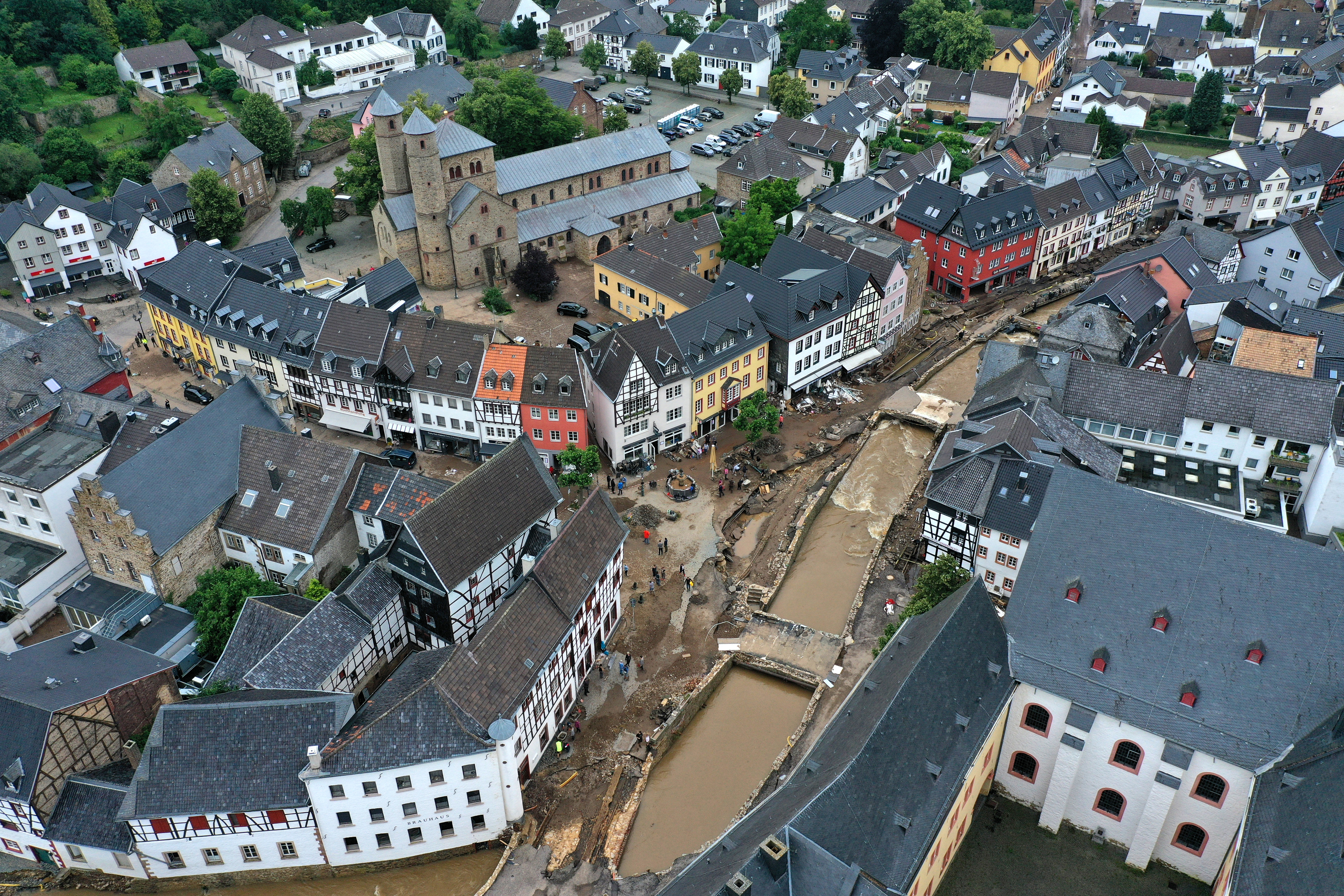 Cerca de 1.000 soldados fueron movilizados en Alemania para ayudar en las operaciones de rescate, evacuación y limpieza de las ciudades. También deben empezar las tareas de reparación de conductos de gas o de cable telefónico, inservibles en muchos lugares. Foto: Bad Muenstereifel, Alemania