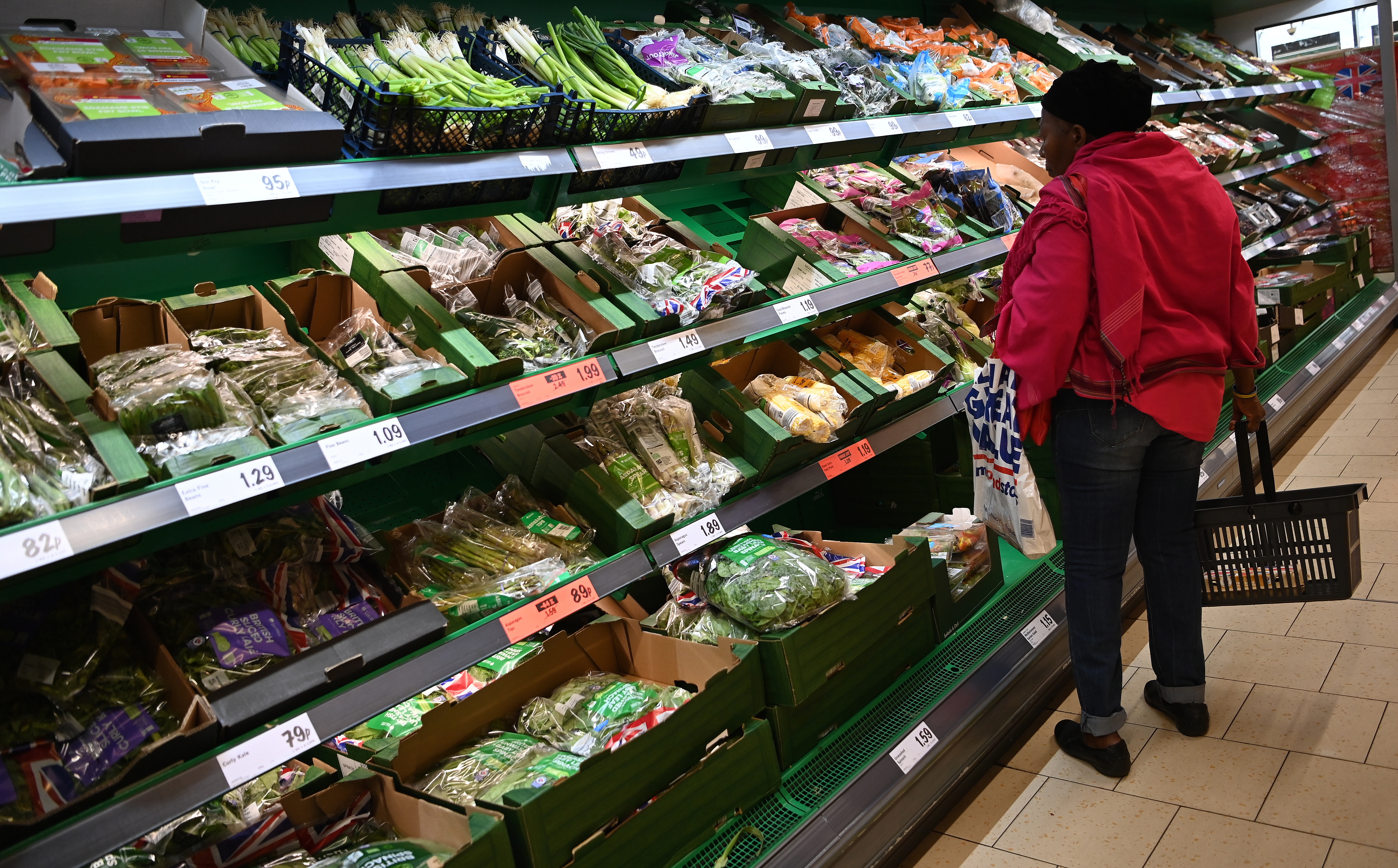 London (United Kingdom), 19/10/2022.- A shopper at a supermarket in London, Britain 19 October 2022. UK Inflation has hit a 40-year high at 10.1 percent driven by soaring food prices as the cost of living across Britain continues to bite. (Reino Unido, Londres) EFE/EPA/ANDY RAIN