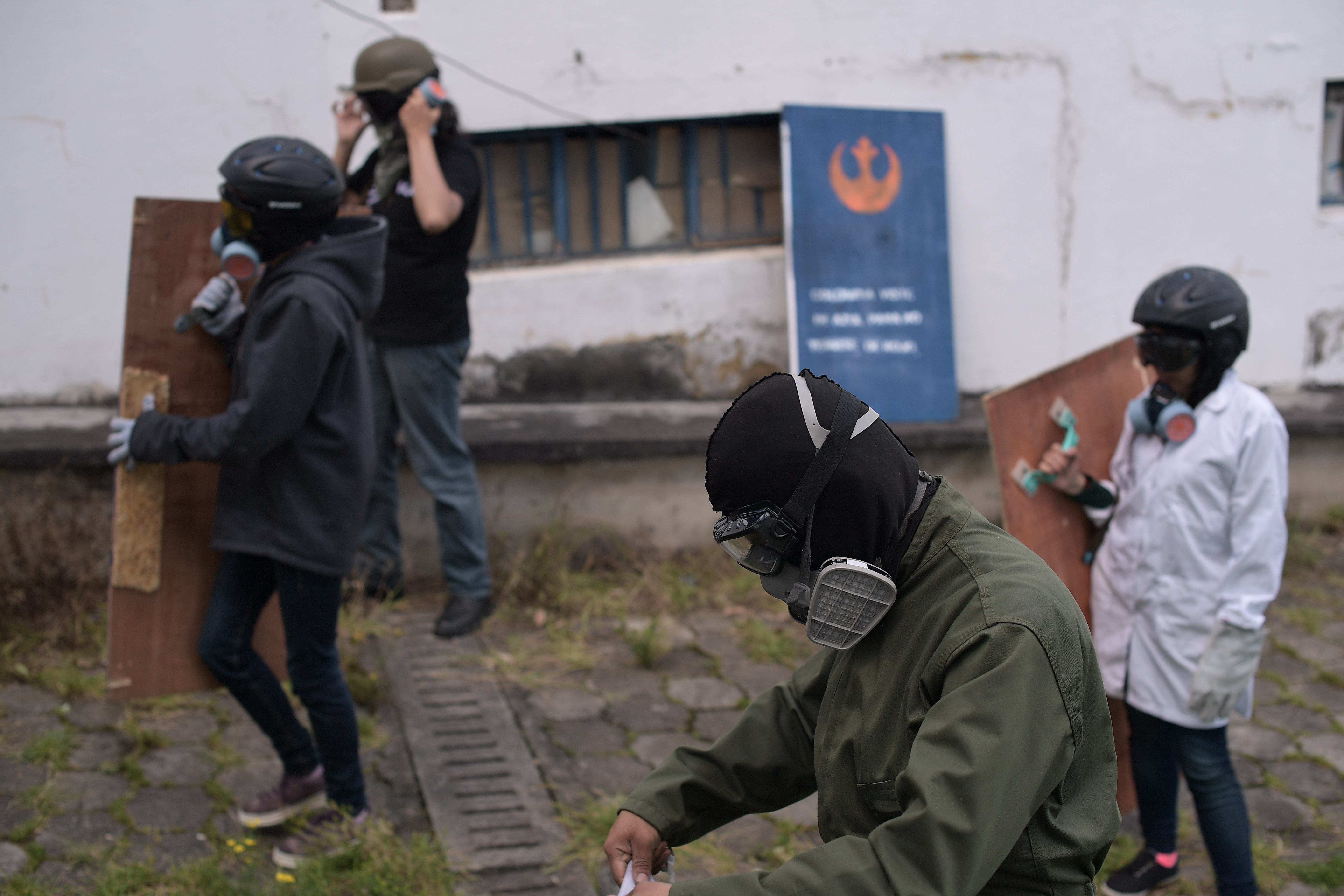 Grupo de jóvenes de la Universidad Nacional que, con escudos, máscaras antigases, gafas y pañuelos,  encabezan las movilizaciones y la defienden de enfrentamientos con el ESMAD.