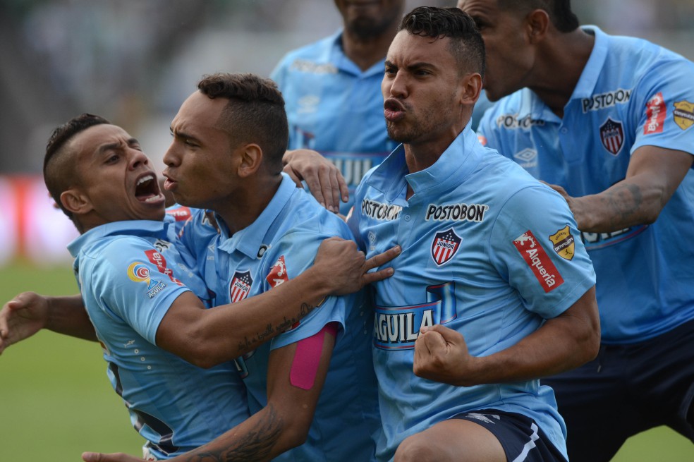 Los jugadores de Júnior celebraron a rabiar en el estadio Atanasio Girardot de Medellín su dramática  clasificación a la final de la Liga Águila. /Luis Benavides