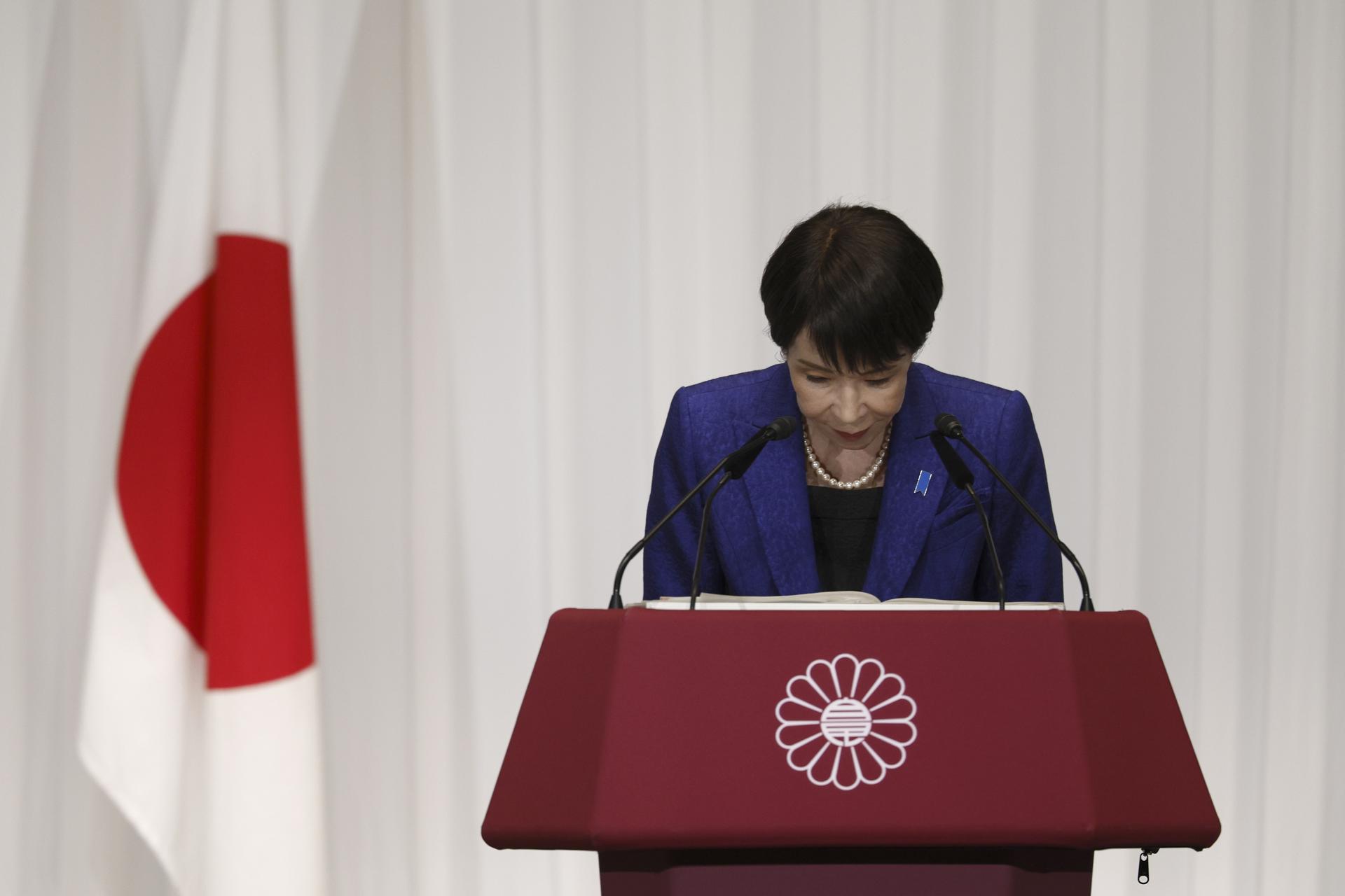 Tokyo (Japan), 09/02/2026.- Japan's Prime Minister Sanae Takaichi, leader of the ruling Liberal Democratic Party (LDP), bows during a press conference at the LDP headquarters in Tokyo, Japan, 09 February 2026. Japan's ruling Liberal Democratic Party secured more than two-thirds of the seats in the House of Representatives in a historic landslide, giving Prime Minister Takaichi a strong mandate to advance her conservative policy agenda. (deslizamiento de tierras, Japón, Tokio) EFE/EPA/FRANCK ROBICHON / POOL
