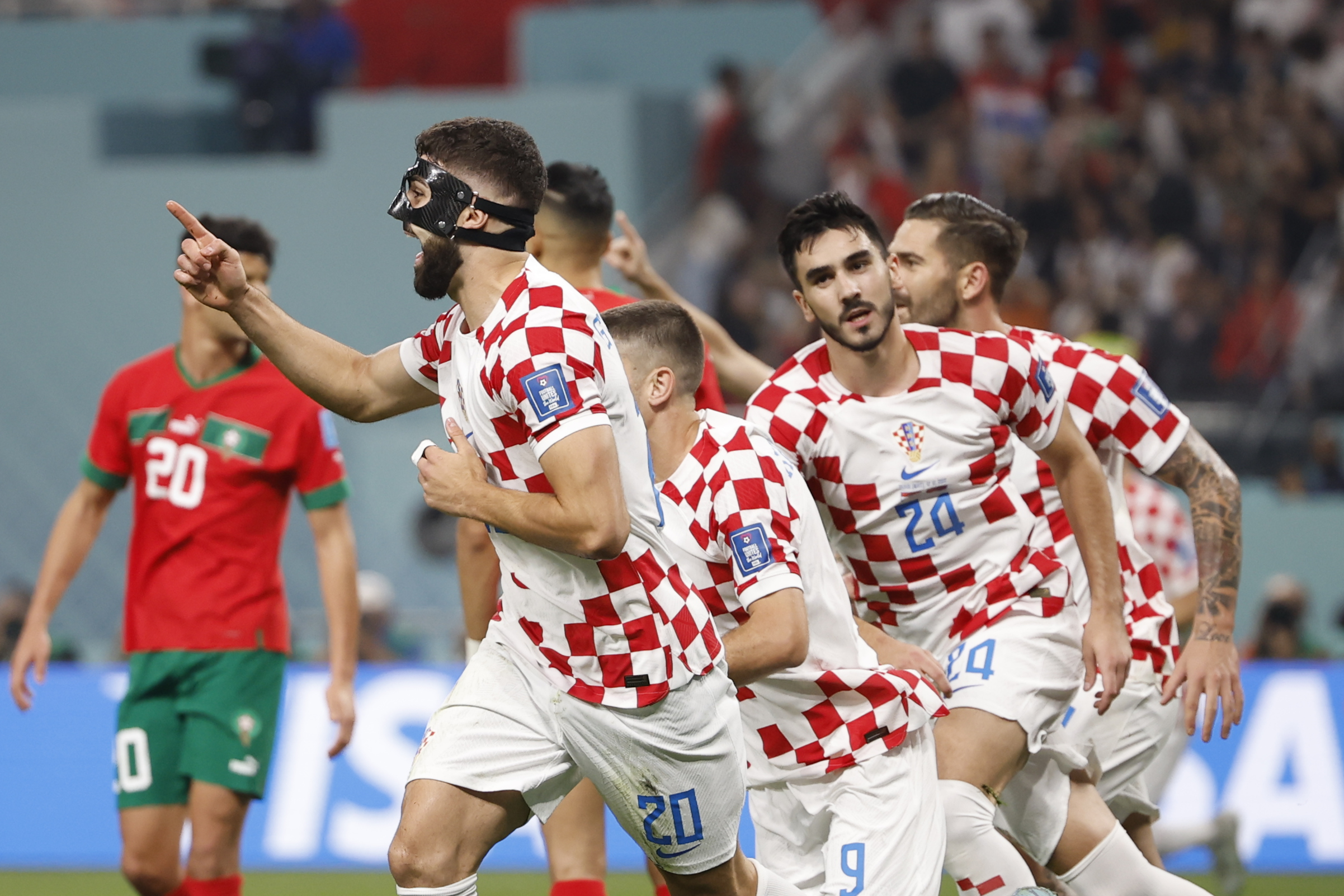 GR6010. RAYÁN (CATAR), 17/12/2022.- Joško Gvardiol (i) de Croacia celebra un gol hoy, en un partido por el tercer lugar del Mundial de Fútbol Qatar 2022 entre Croacia y Marruecos en el estadio Internacional Jalifa en Rayán (Catar). EFE/ Alberto Estevez