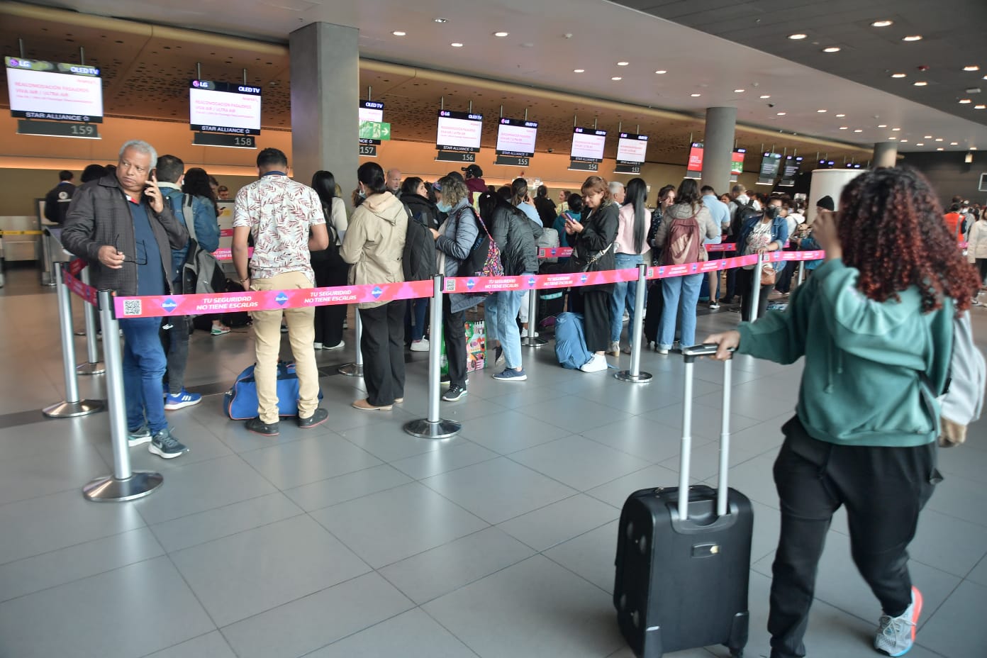 El 2 % de los migrantes que pasan por el Aeropuerto El Dorado son africanos: Dijín