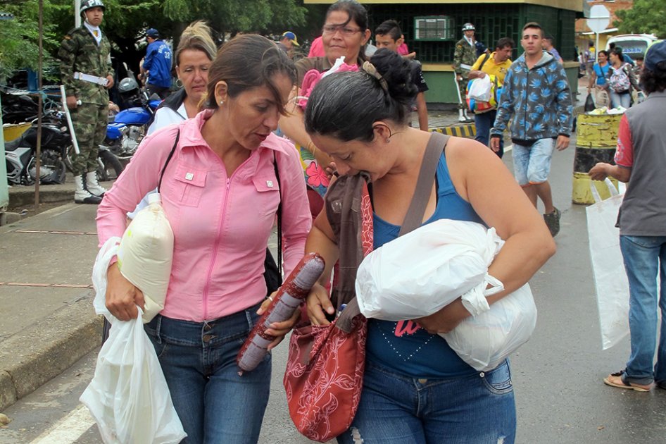 Venezolanos llegan a Colombia en busca de alimentos y medicinas