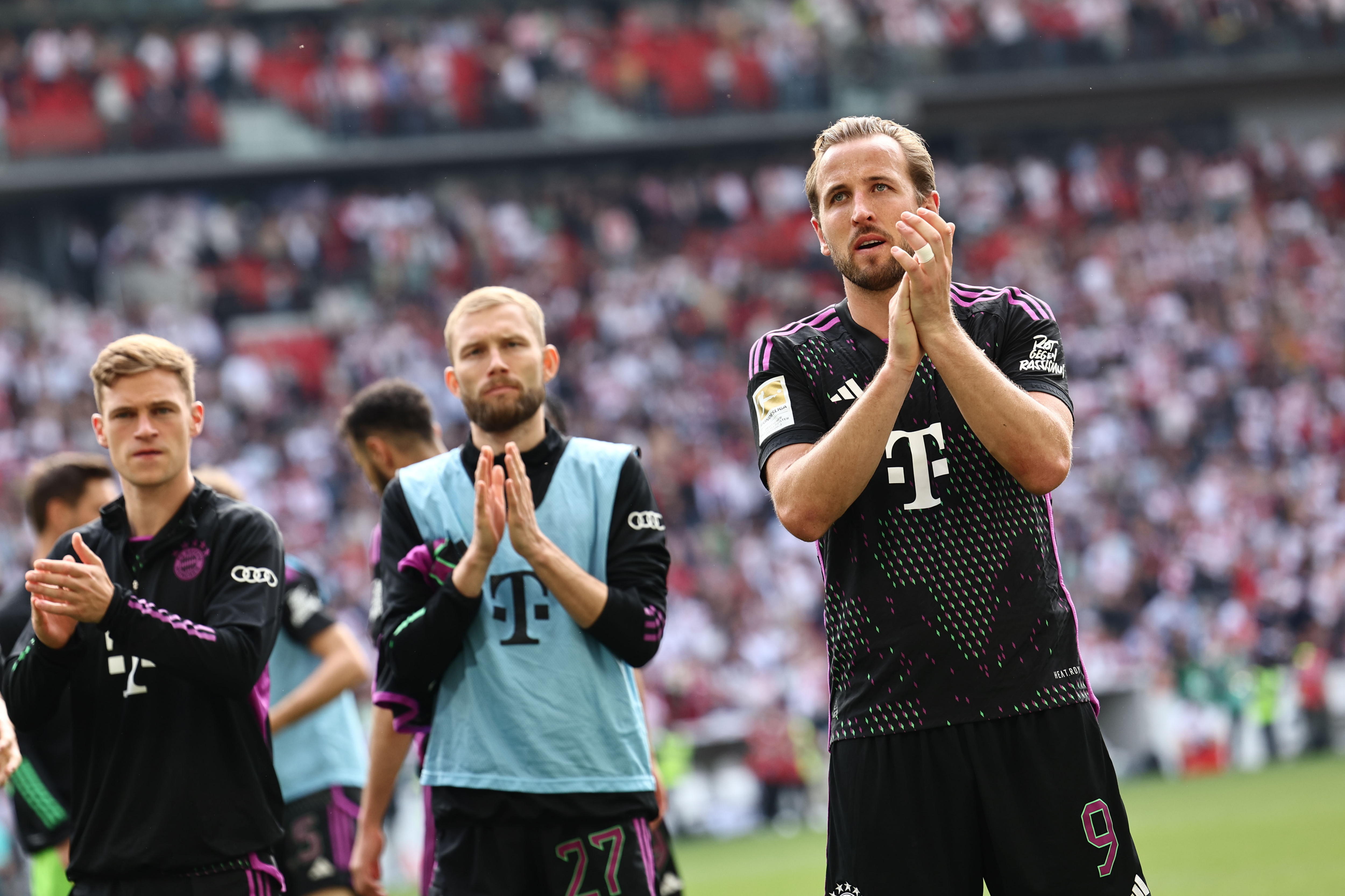 Stuttgart (Germany), 04/05/2024.- Munich's Harry Kane (R) acknowledges to supporters after losing the German Bundesliga soccer match between VfB Stuttgart and Bayern Munich in Stuttgart, Germany, 04 May 2024. (Alemania) EFE/EPA/ANNA SZILAGYI CONDITIONS - ATTENTION: The DFL regulations prohibit any use of photographs as image sequences and/or quasi-video.