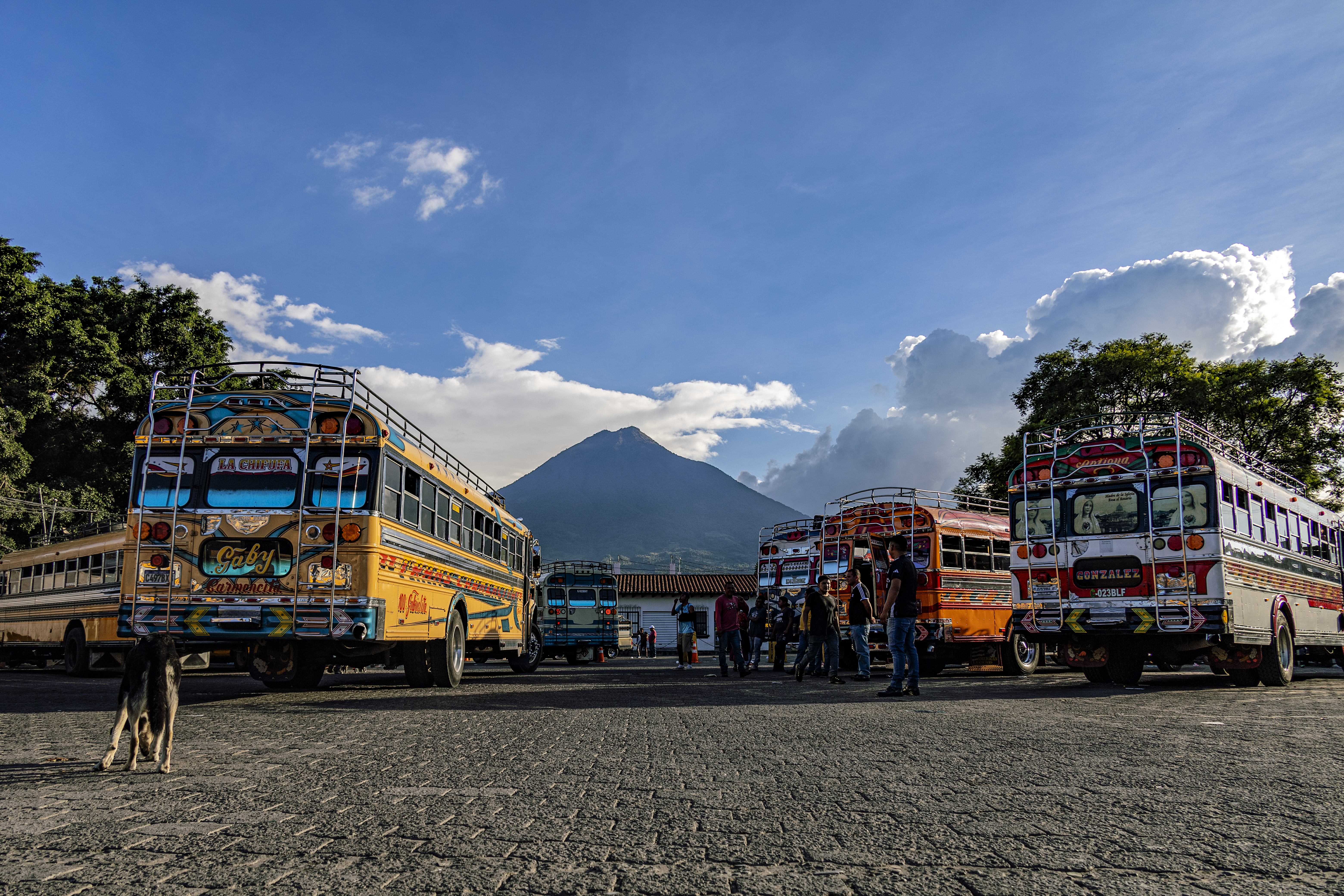 ACOMPAÑA CRÓNICA: GUATEMALA TURISMO. AME4656. ANTIGUA GUATEMALA (GUATEMALA), 05/11/2024.- Fotografía del 29 de octubre de 2024 de la estación de autobuses, en Antigua Guatemala (Guatemala). Con paisajes inolvidables y una esencia colonial, Antigua es uno de los destinos turísticos obligatorios al viajar a Guatemala, tanto por su pasado histórico como por su vida contemporánea, esa que llama tanto la atención cada año a miles de extranjeros que disfrutan perderse en sus calles empedradas. EFE/ Andrea Godínez