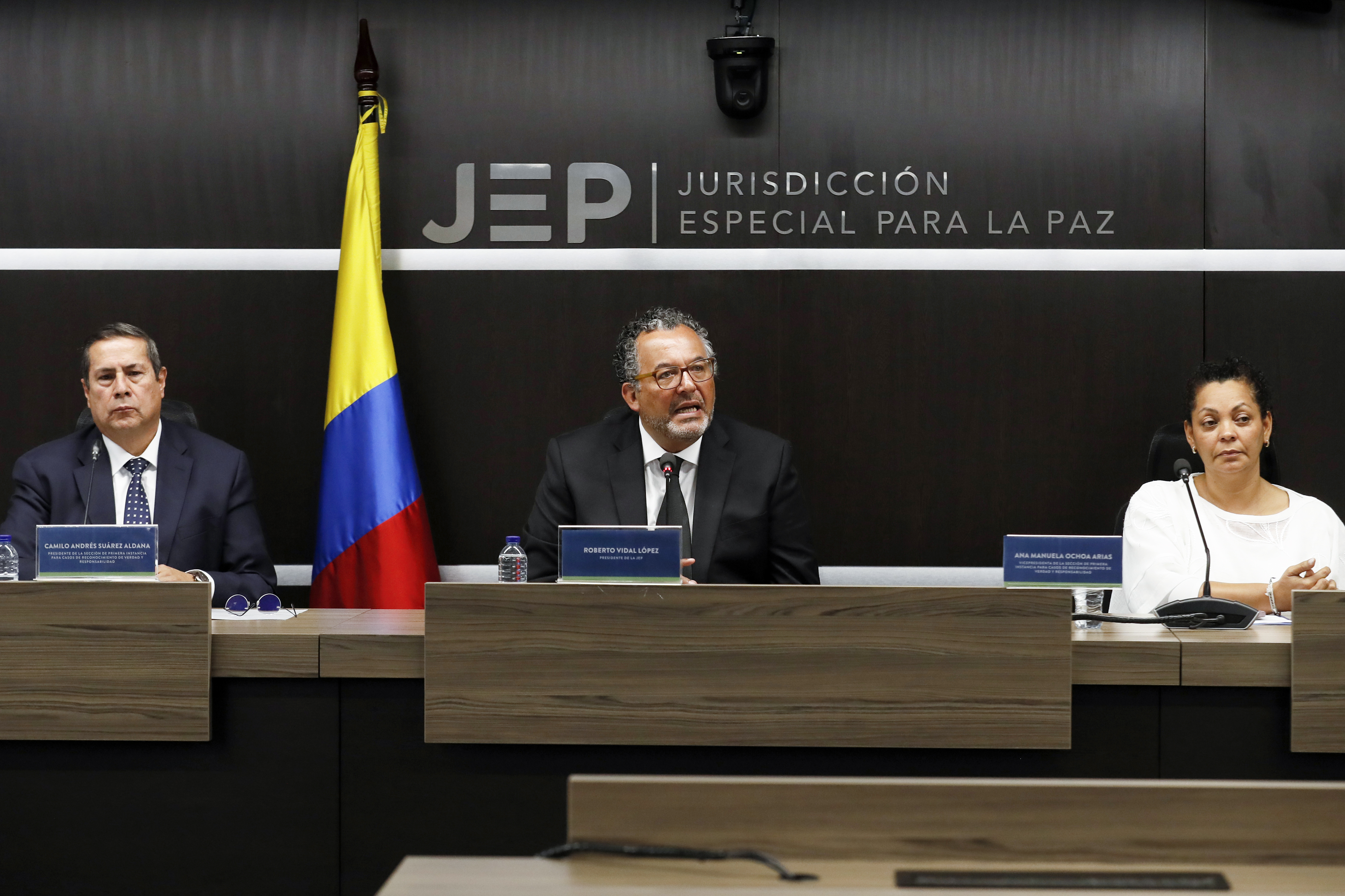 BOG400. BOGOTÁ (COLOMBIA), 29/04/2024.- El presidente de la JEP Roberto Vidal López (c) habla durante una rueda de prensa, acompañado de el presidente de la sección de primera instancia para casos de reconocimiento de verdad y responsabilidad de la JEP, Camilo Andrés Suárez (i), y de la  vicepresidenta de la sección primera instancia para casos de reconocimiento de verdad y responsabilidad de la JEP el 26 de abril 2024, en Bogotá (Colombia). La Jurisdicción Especial para la Paz (JEP) de Colombia ratificó este lunes la imputación por esclavitud y secuestros al último secretariado de la extinta guerrilla de las FARC, y anunció que comienza ahora la fase de juicio para la imposición de sanciones propias. EFE/ Carlos Ortega