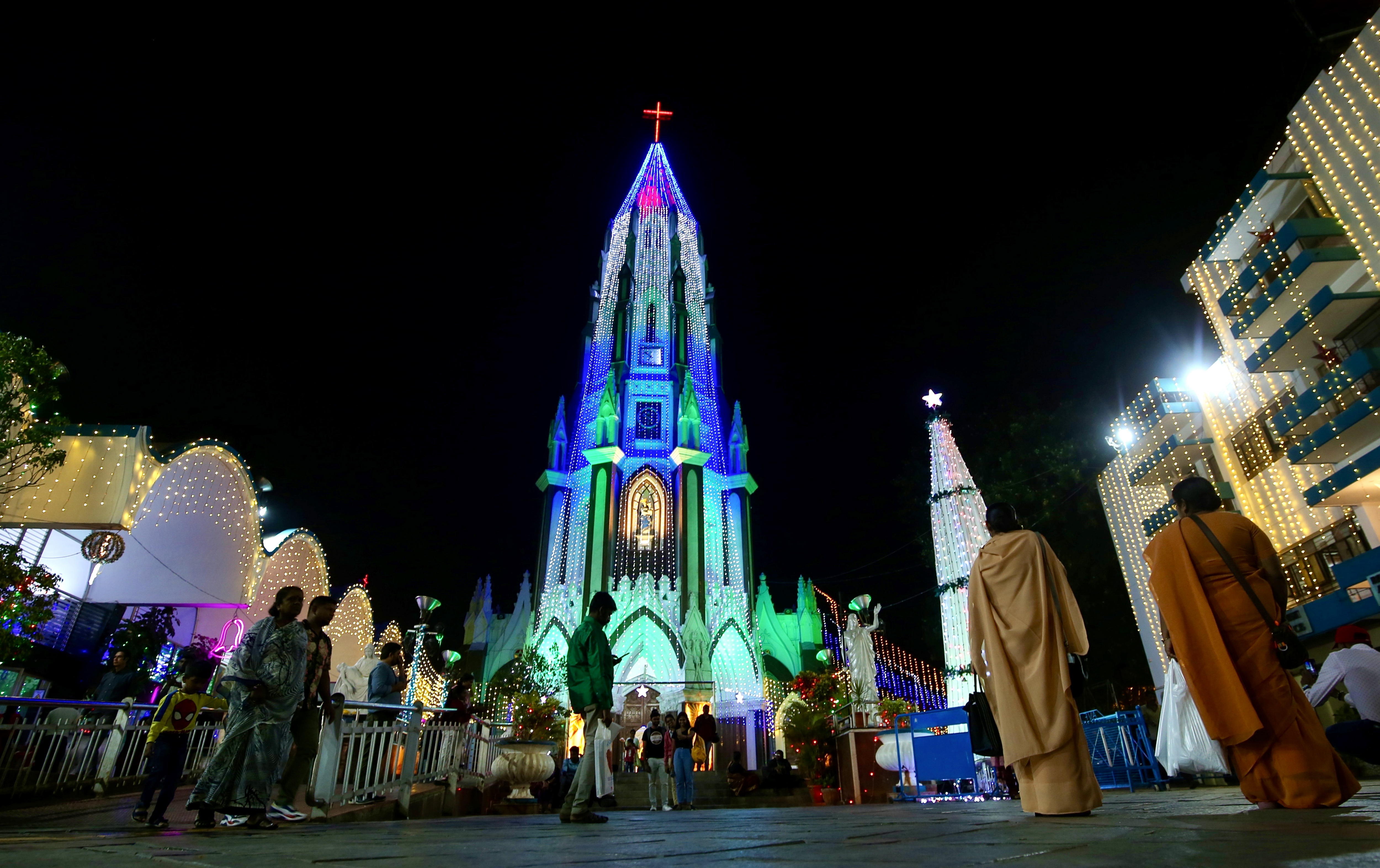 Bangalore (India), 22/12/2023.- People walk past decorations installed near the St. Mary's Basilica illuminated ahead of the Christmas holiday, in Bangalore, India, 22 December 2023. Christmas is celebrated in India and across the world on 25 December to commemorate the birth of Jesus, the central figure of Christianity. EFE/EPA/JAGADEESH NV