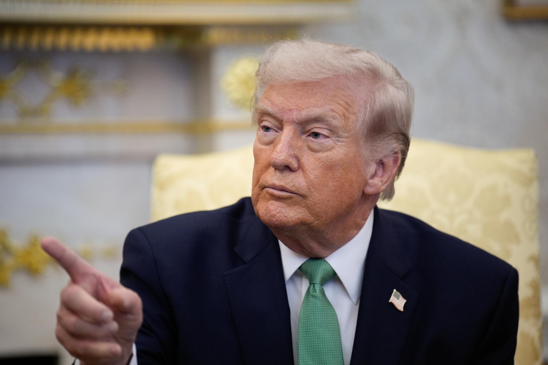 Washington (United States), 17/03/2026.- US President Donald Trump speaks during his meeting with Taoiseach of Ireland Micheal Martin in the Oval Office of the White House in Washington DC, USA, 17 March 2026. (Irlanda) EFE/EPA/YURI GRIPAS / POOL