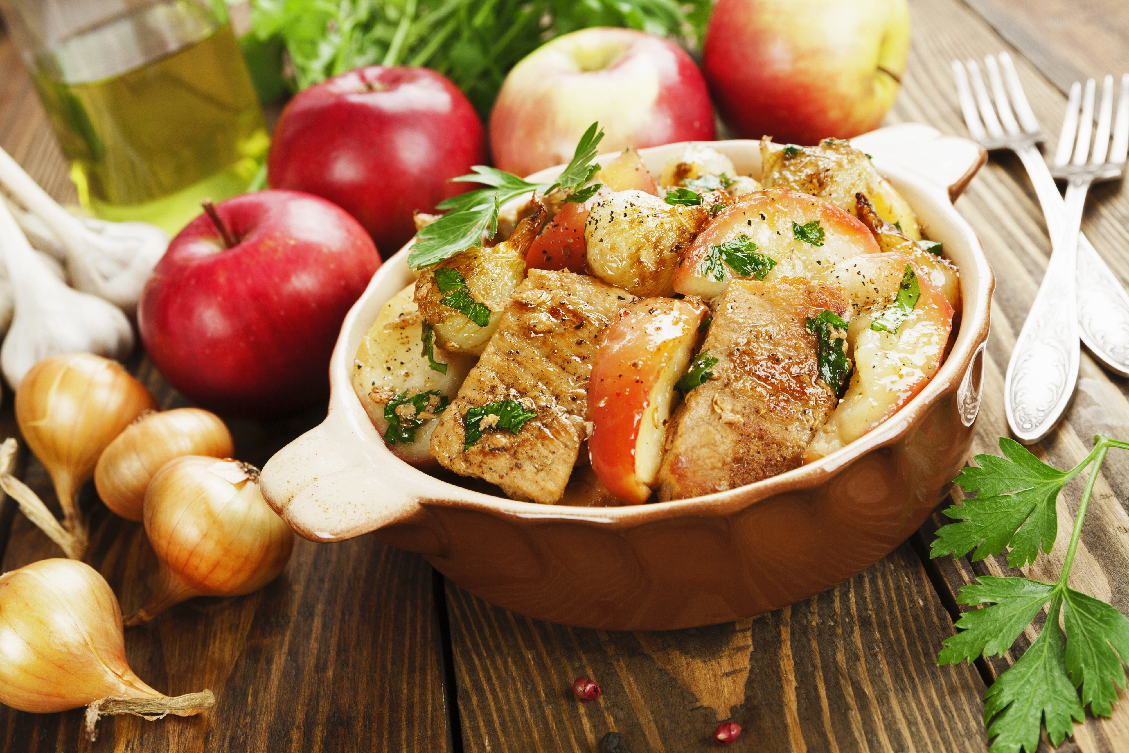 Pollo con manzana y tocino, una receta para fusionar sabores