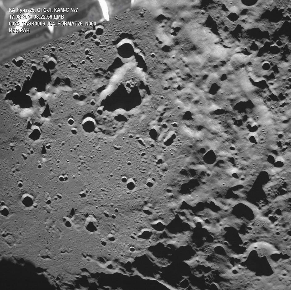 ESPACIO, 17/08/2023.-Vista de la foto difundida por la agencia espacial rusa Roscosmos enviada por la sonda Luna-25. que contiene una imagen del cráter Zeeman, en la cara oculta de la Luna. La sonda rusa Luna-25, cuya misión es ser la primera nave espacial en alunizar en el Polo Sur del satélite terrestre, entró hoy, miércoles, en la órbita lunar tras cinco días y casi diez horas de travesía. EFE/Roscosmos SOLO USO EDITORIAL/SOLO DISPONIBLE PARA ILUSTRAR LA NOTICIA QUE ACOMPAÑA (CRÉDITO OBLIGATORIO)