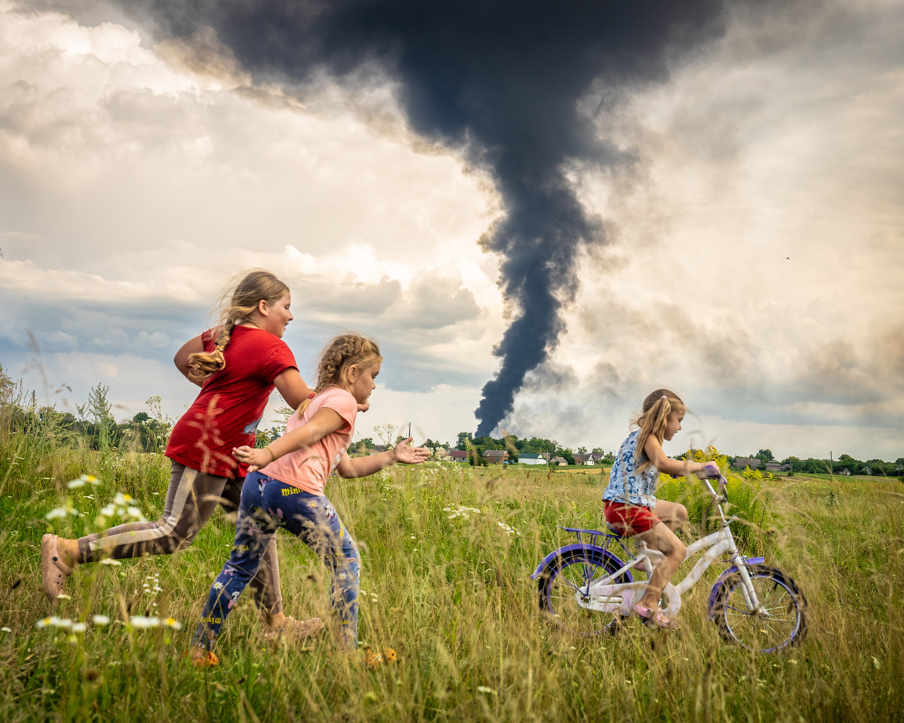 Niñas ucranianas “bajo las oscuras nubes de la guerra”, Foto del Año UNICEF