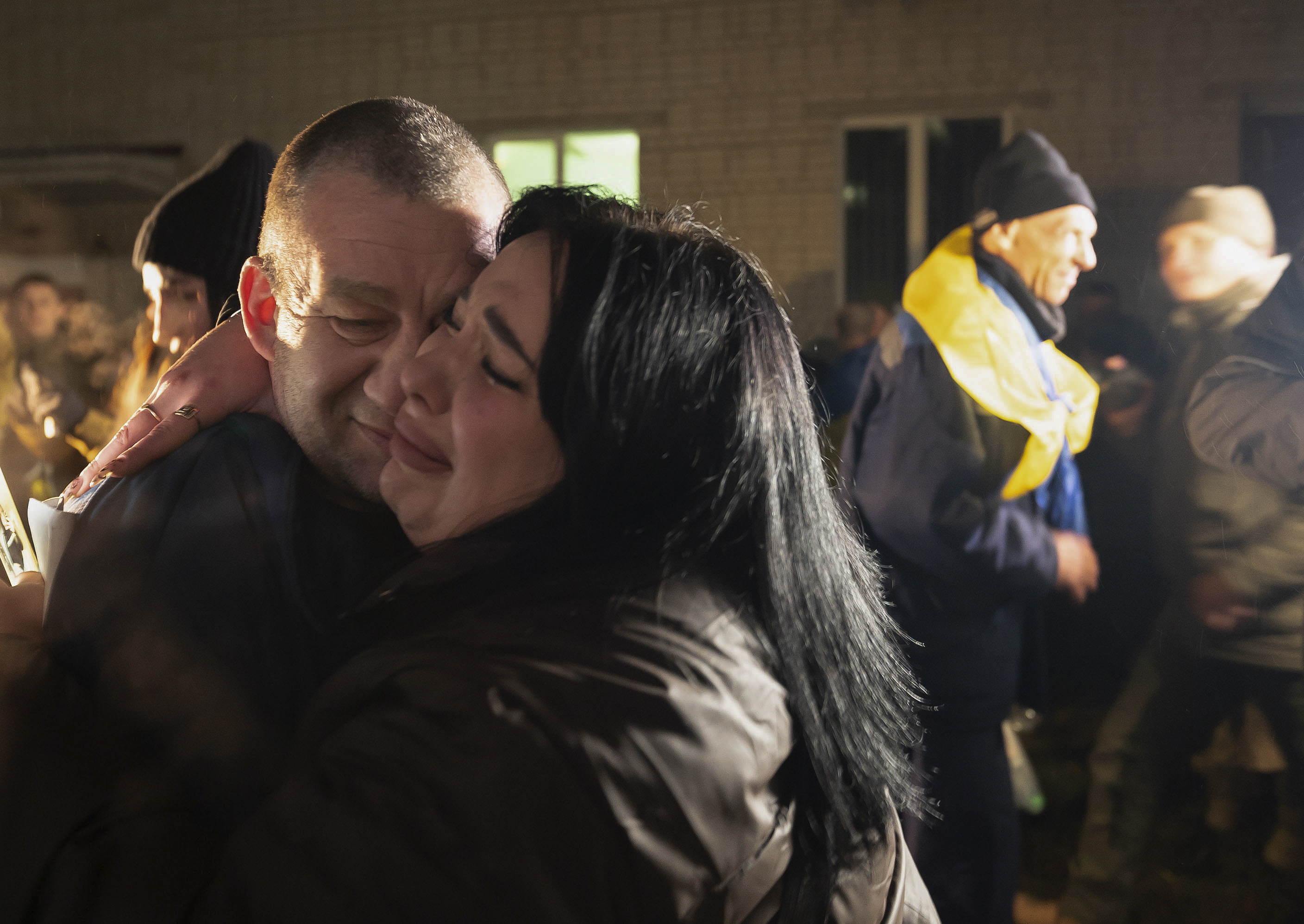 Undisclosed (Ukraine), 30/12/2024.- A handout photo made available by the Ukrainian Presidential Press Service shows Ukrainian prisoners of war (POWs) reuniting with relatives following a prisoner swap, at an undisclosed location in Ukraine, 30 December 2024, amid the Russian invasion. The Ukrainian government announced on 30 December that Ukraine returned 189 Ukrainian prisoners of war from Russian captivity. The Russian Ministry of Defense announced that as a result of negotiations, 150 Russian servicemen were returned from Ukrainian captivity. (Rusia, Ucrania) EFE/EPA/UKRAINIAN PRESIDENTIAL PRESS SERVICE HANDOUT -- MANDATORY CREDIT: UKRAINIAN PRESIDENTIAL PRESS SERVICE --HANDOUT EDITORIAL USE ONLY/NO SALES