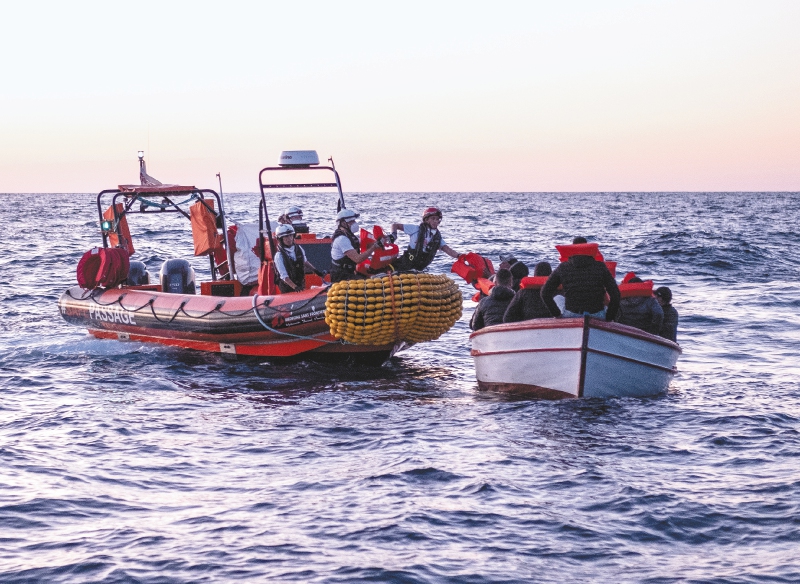 Rescatar a migrantes en el mar Mediterráneo: “Como encontrar una aguja en un pajar”