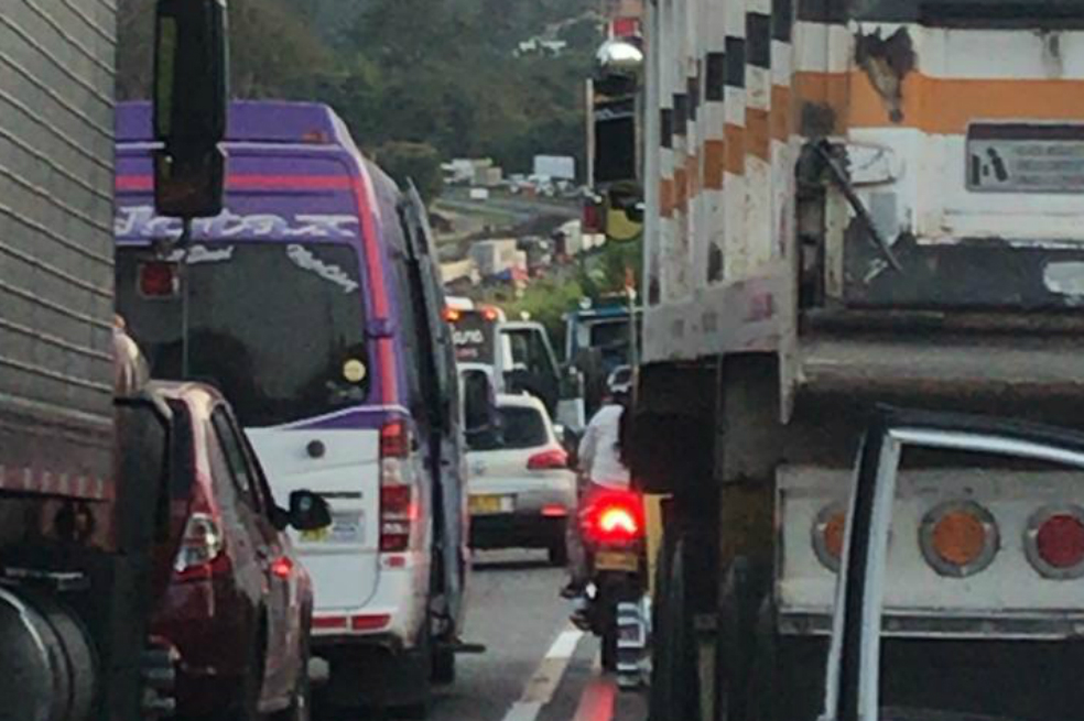 Por hombre que amenazaba con suicidarse cerraron vía Bogotá-Girardot